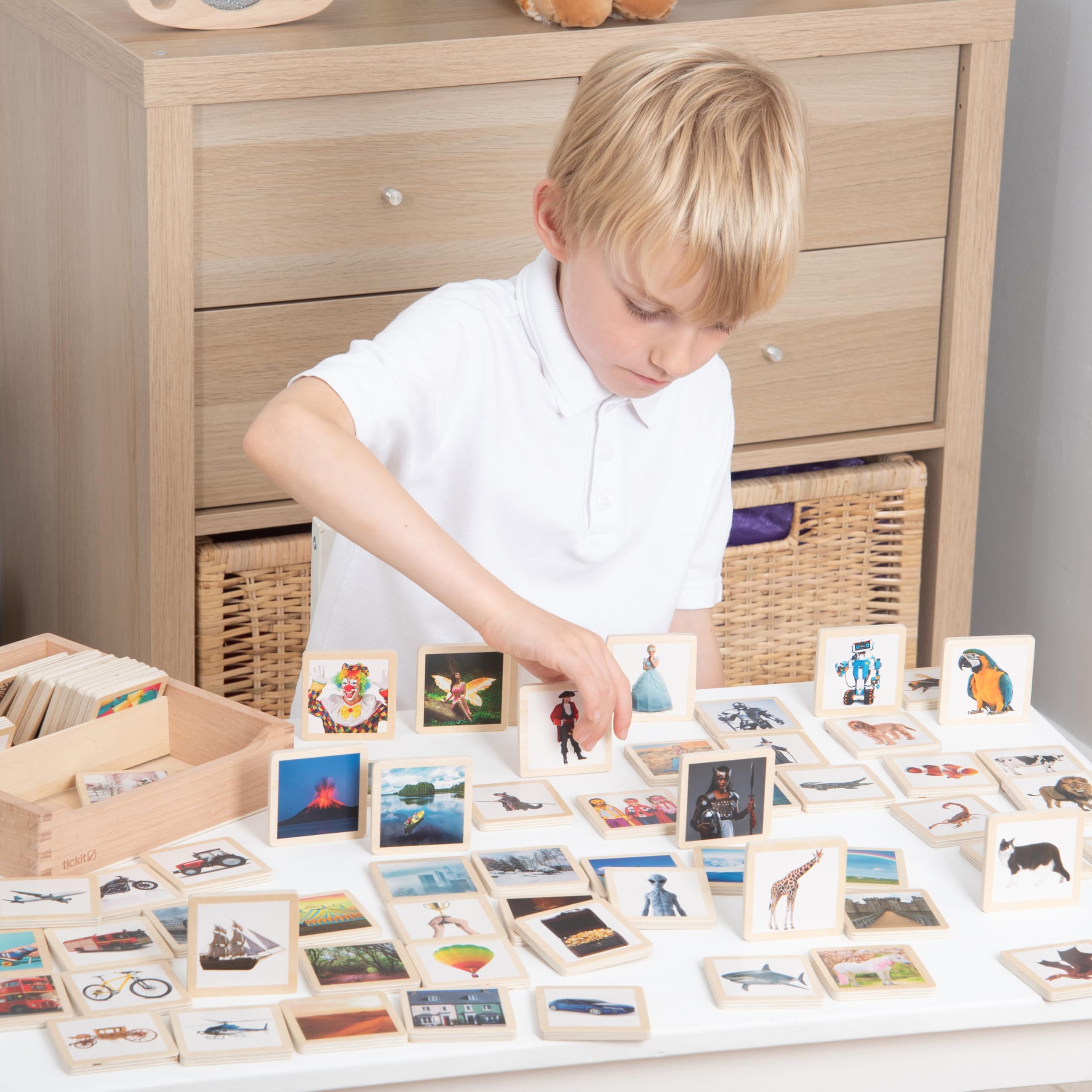 tickit Wooden Storytelling Tiles - Juego de 90 baldosas de Madera de Tilo FSC duraderas con fotografías en Color de Animales, Personas, Lugares, Transporte, Clima y más para Juegos creativos de