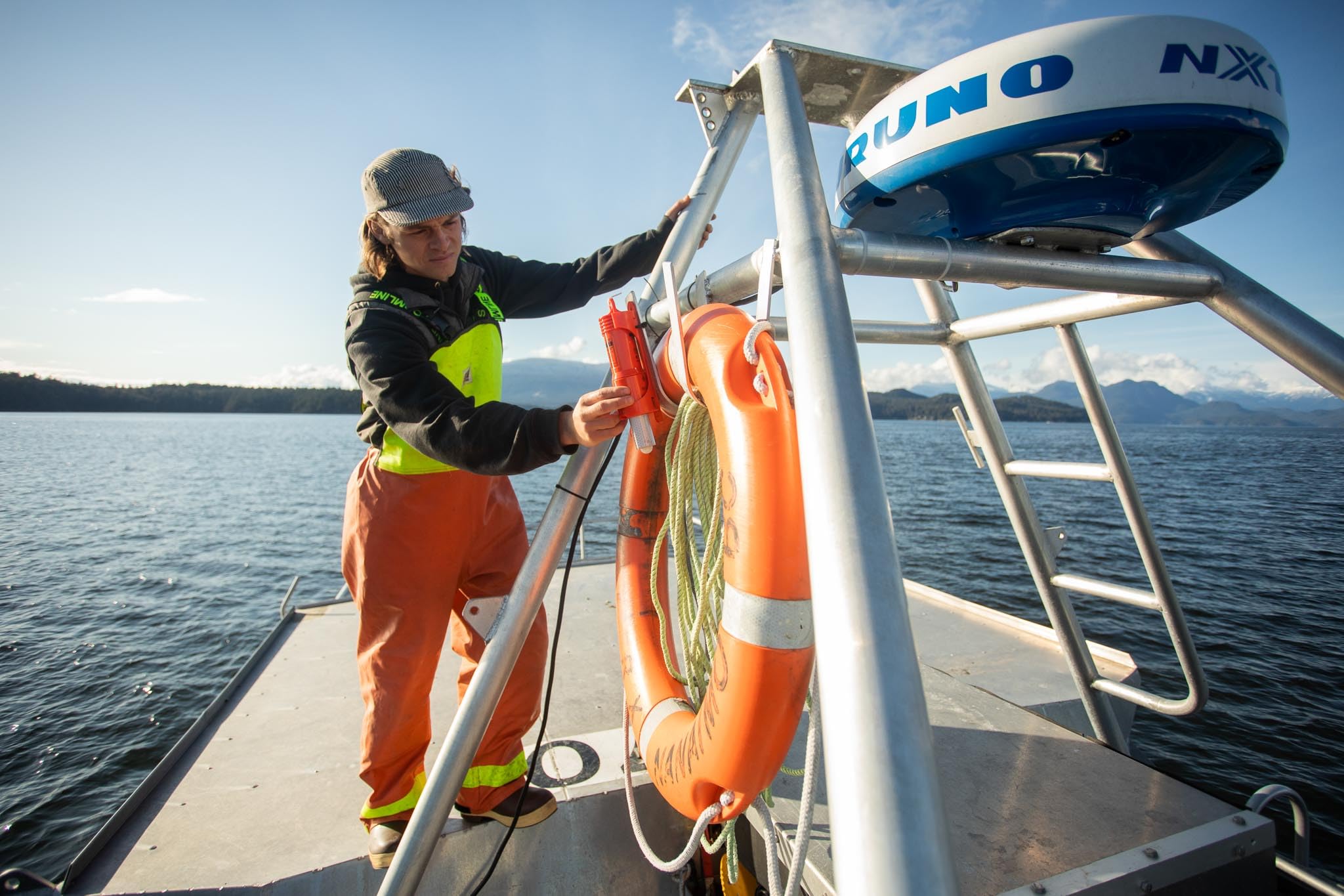 ACR SM3 Luz Marcadora Autoencendida para Aro Salvavidas, Aprobada por USCG, SOLAS y MED, Reemplazo Directo de SM2, Garantiza Visibilidad Confiable en Emergencias [Clase Energética B]