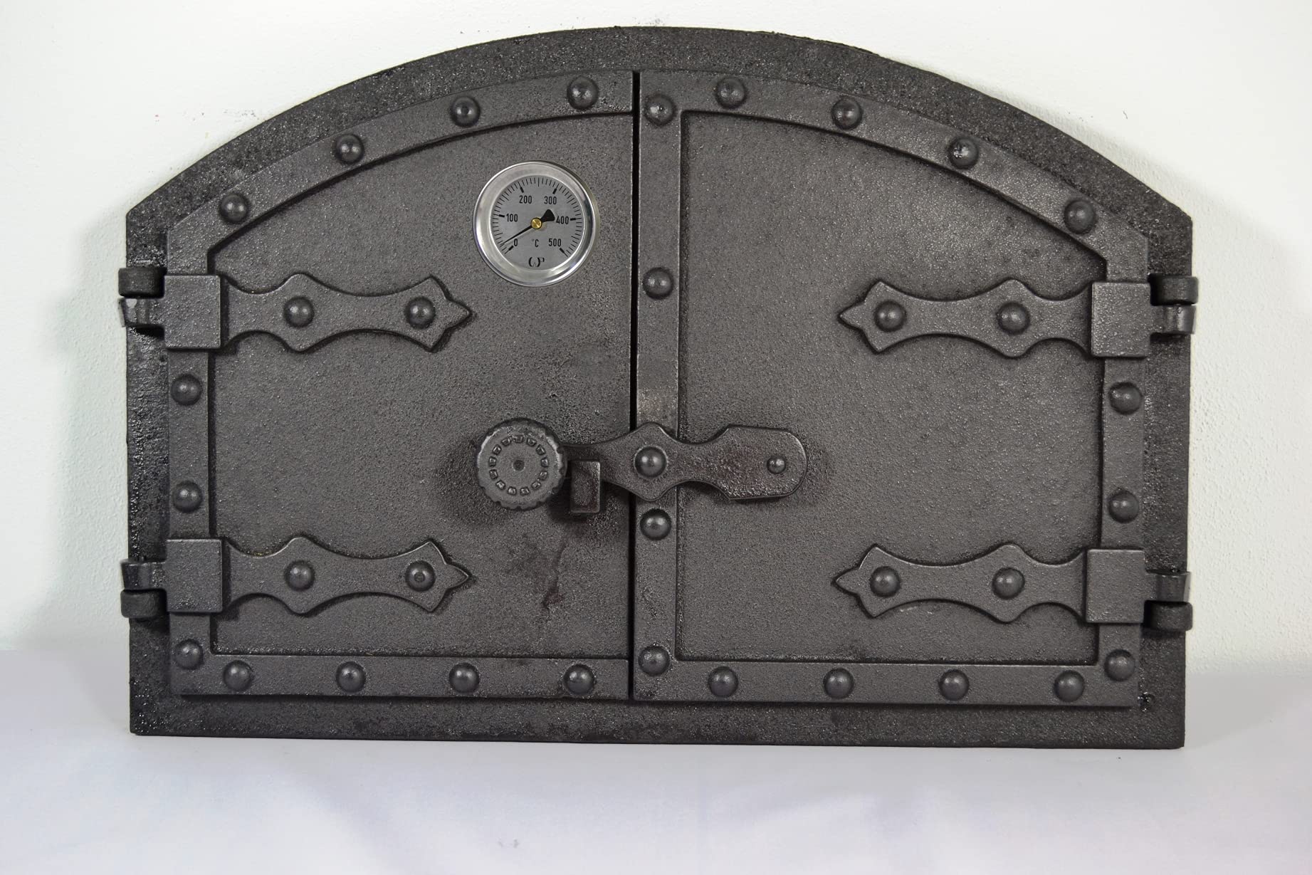 SEZAM doppelte Backofentür aus Gusseisen mit Türriegel, Nietenoptik, Pizzaofentür - Brotofen - Steinofentür, 53,2 x 5,5 x 35,5 cm, schwarze Bemalung
