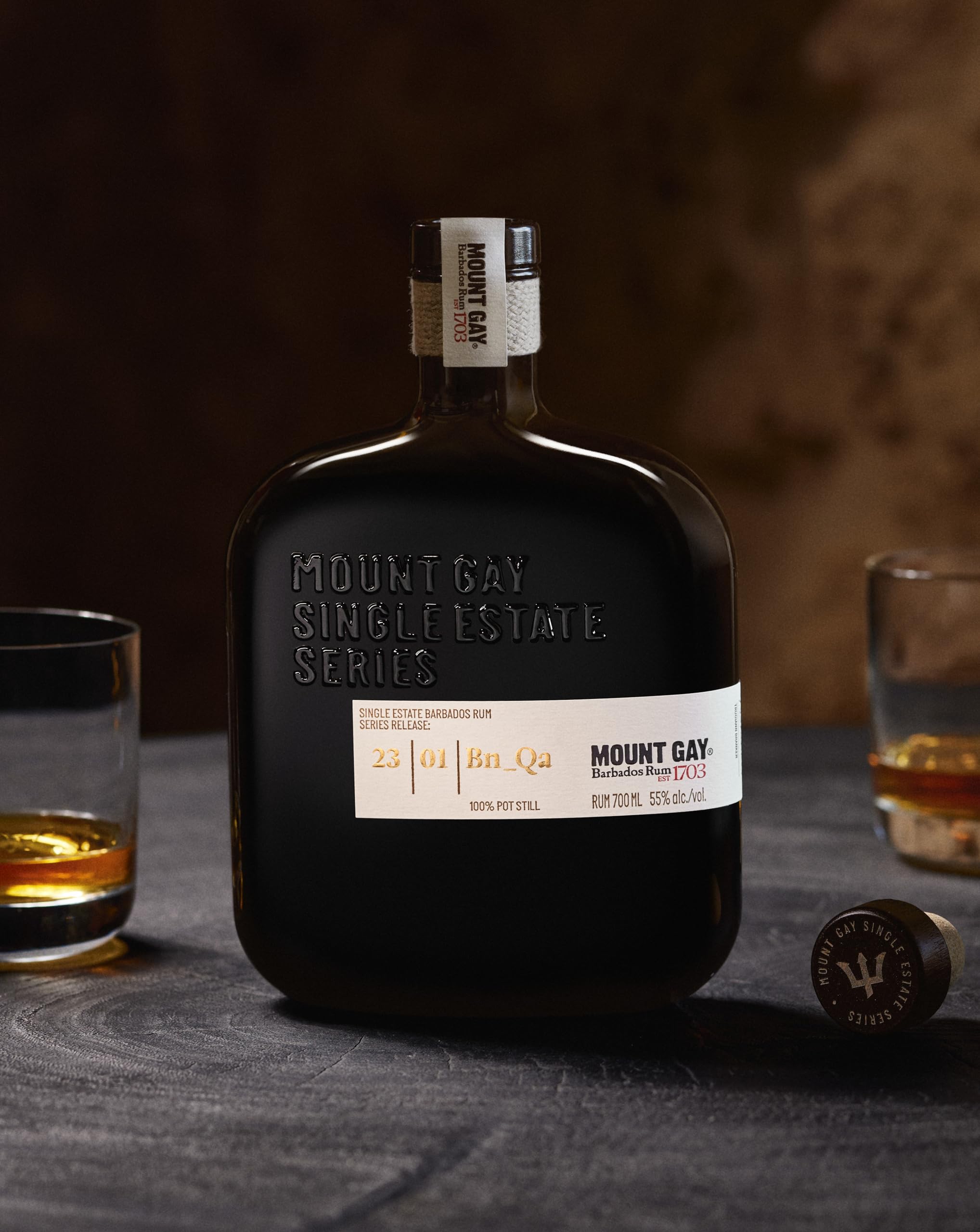 Mount Gay Single Estate Series Nr.1 – Hochwertiger, limitierter karibischer Rum von der Insel Barbados zu 100% aus Estate-eigener Melasse in der Geschenkpackung mit 55% vol. (1 x 0,7 l)