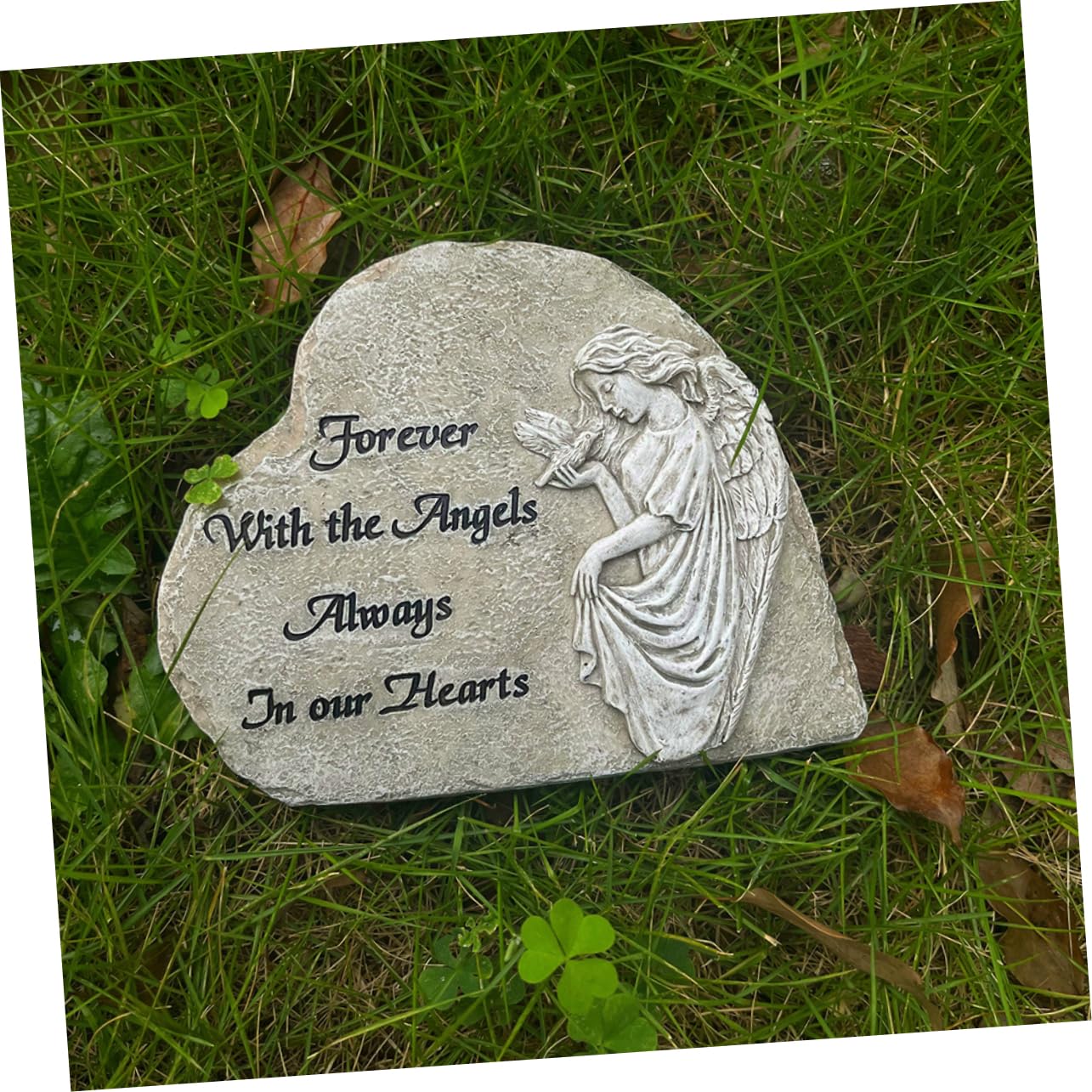 Herzförmige Engelsstatue aus Kunstharz als Gedenkdekoration für Garten und Friedhof Wetterfest Grab Herz