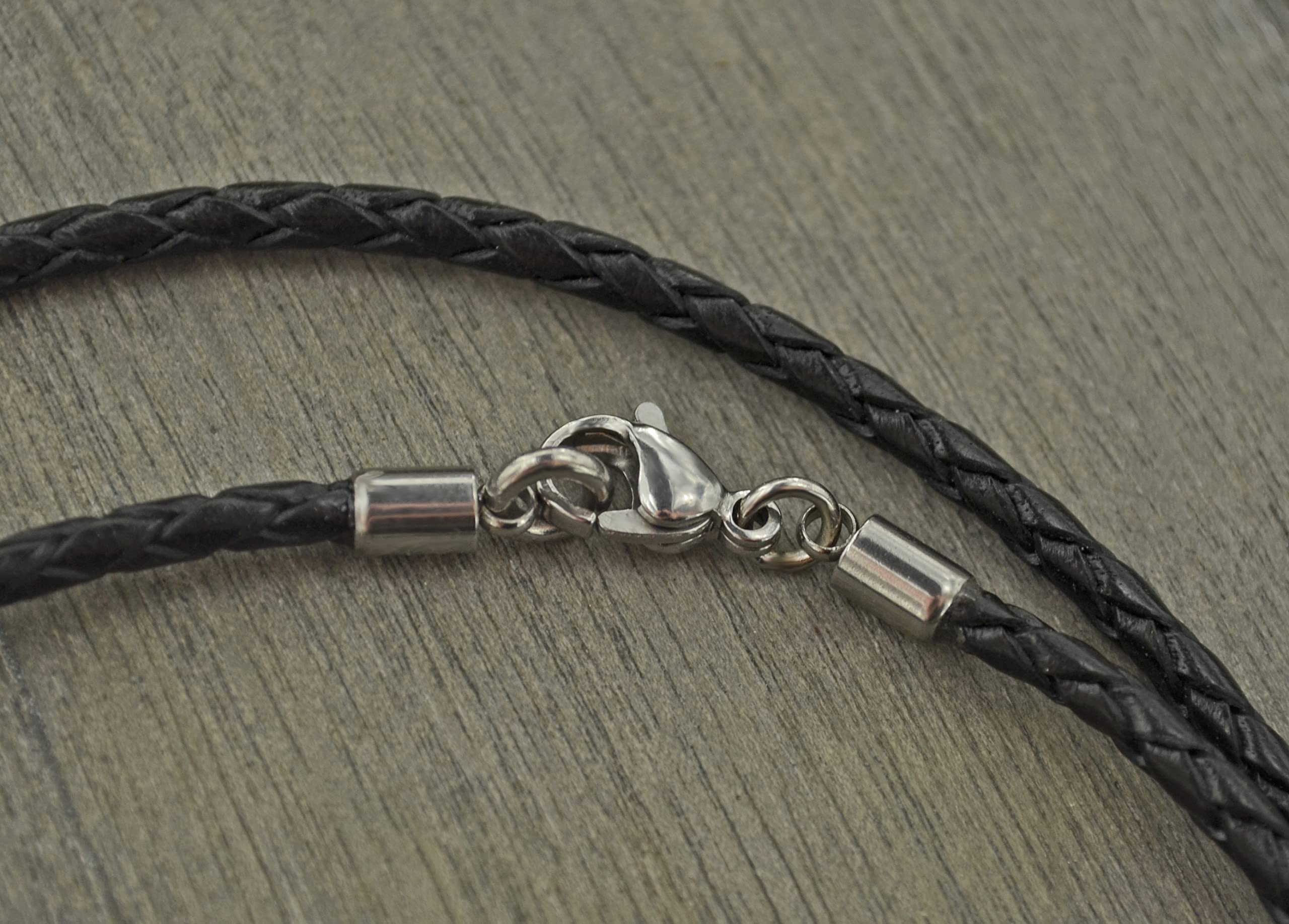 Personalisierte Halskette mit 3 Gravur-Anhängern aus Edelstahl – Individuelle Kette mit Wunschnamen & Datum – Lederband oder Edelstahlkette – Handgefertigt – Geschenk für Damen & Herren