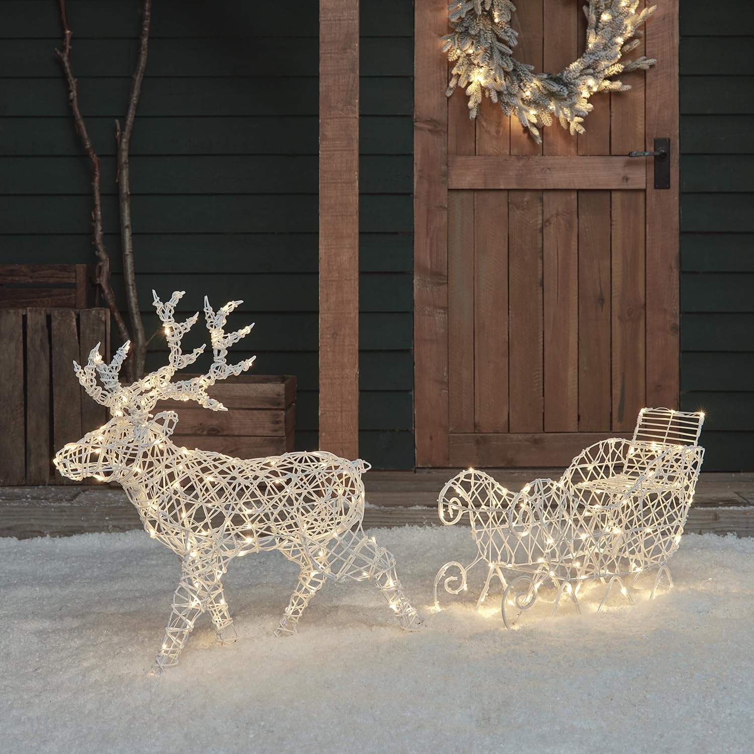 Lights4fun - Decorazione da giardino luminosa a batteria, con renna e slitta di Natale, in bianco rattan, con 200 LED a doppio colore e timer