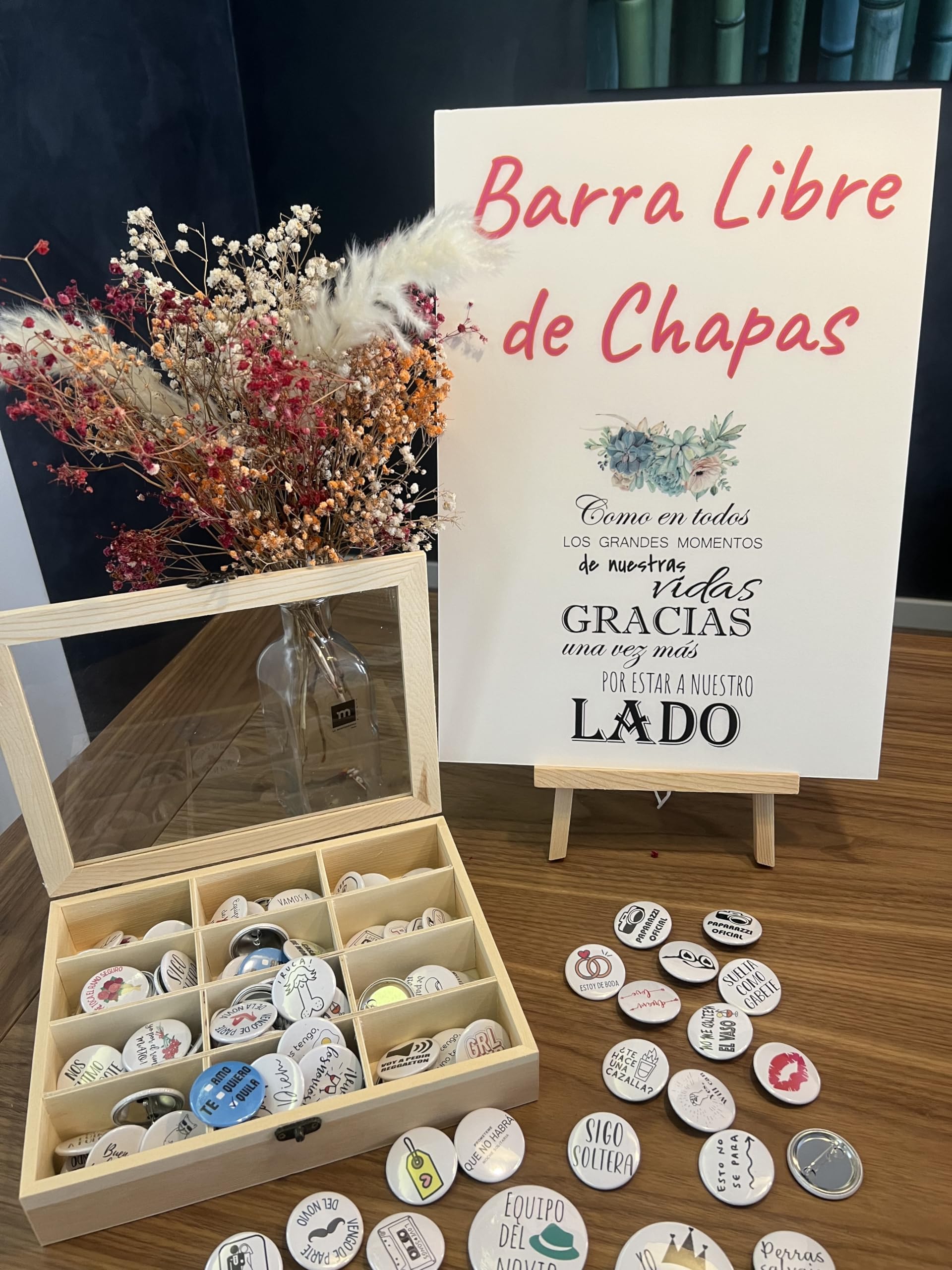 Uvimark | Barra Libre de Chapas para Boda | Chapas Divertidas para Boda | Chapas Variadas para Celebración de Boda con Caja, Caballete y Letrero