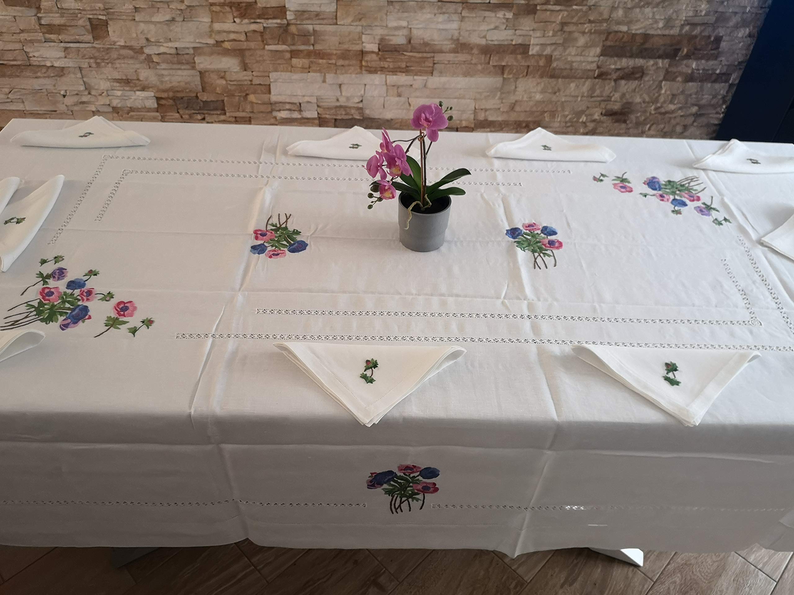 Tischdecke aus reinem Leinen mit Stickerei Lilien und handbemaltem Stich