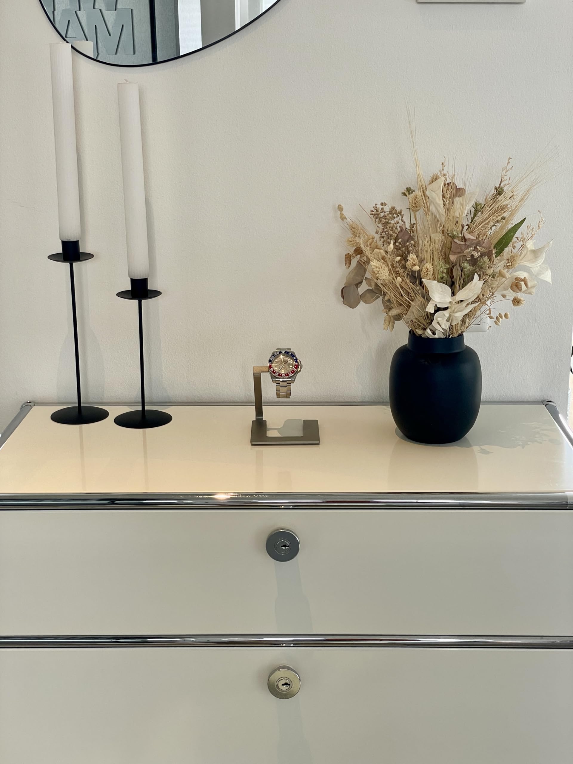 UNO – Soporte para relojes de acero inoxidable | Ajustable, minimalista y elegante | Base de exhibición con cojín de cuero genuino