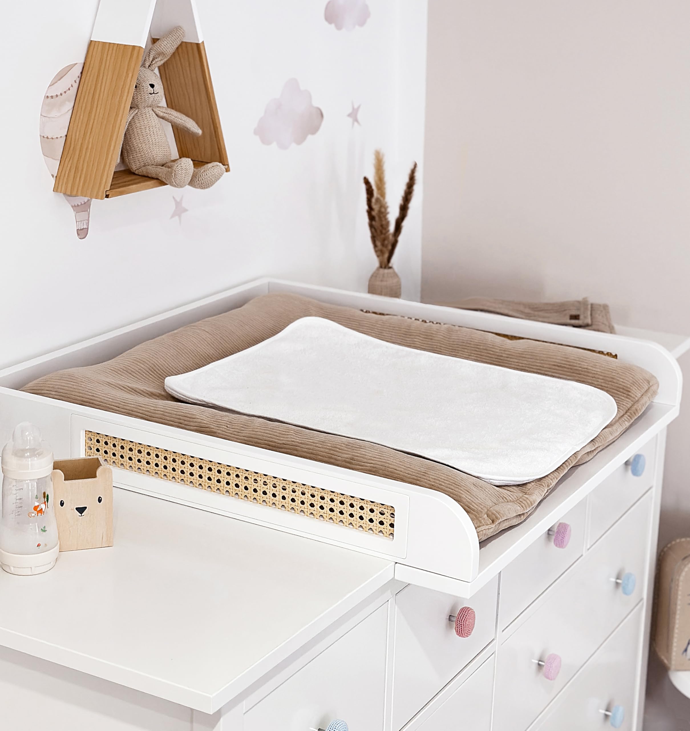 Puckdaddy® Wickelaufsatz Arne, Hemnes/Songesand Kommode, Weiß, Rattan | Für IKEA Hemnes & Songesand, MDF, Weiß, Rattan-Optik, Wickelaufsatz, Liegefläche 77×78 cm, Maße 80×80×10 cm