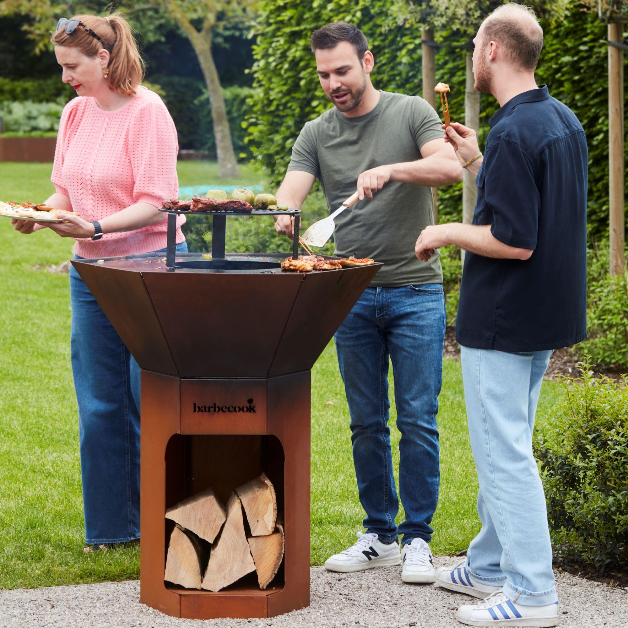 Barbecook Nestor oryginalny grill zewnętrzny na drewno z deską i podwyższoną kratką ze stali corten, 92 x 92 x 120 cm