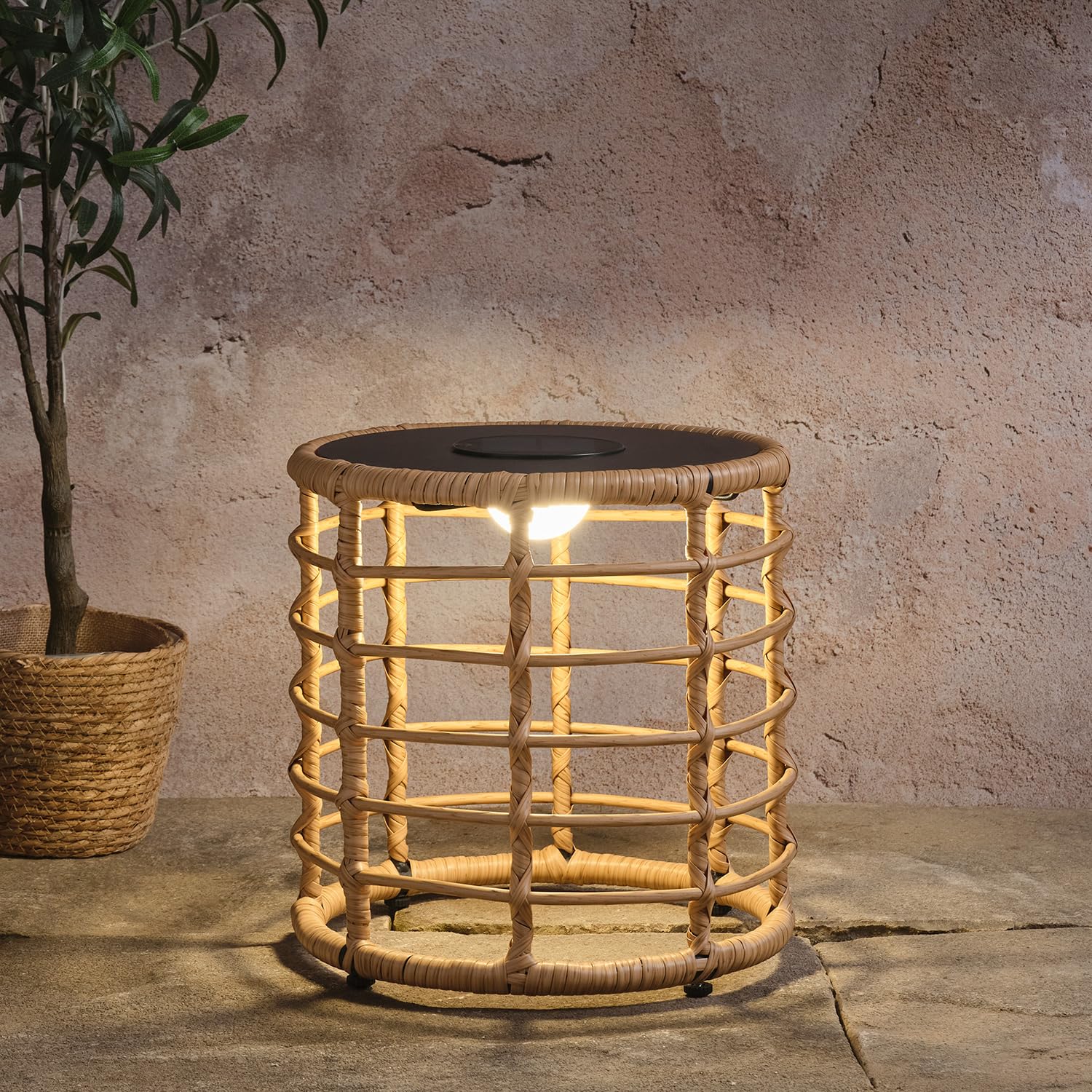 Lights4fun Hygge Solar-Beistelltisch in Flechtoptik mit dimmbarer Beleuchtung | warmweiße LED | Solarbetrieb Sonnenenergie | Sommer Dekoration für Außen Balkon Garten Terrasse | Maße (H) 36 cm × 35 cm