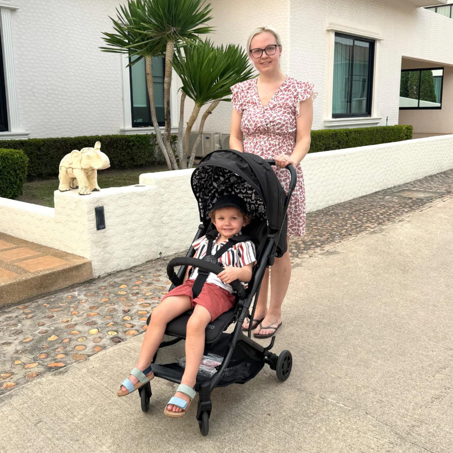 COSATTO Yo! - Passeggino leggero e compatto dalla nascita fino a 25kg,Compatibile con compagnie aeree, si inserisce nell'armadietto sopraelevato, ampio cestino da 8kg con parapioggia (silhouette)
