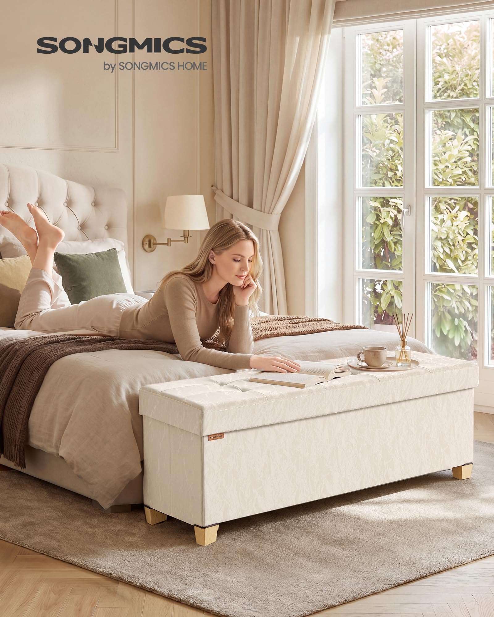 SONGMICS Pouf Contenitore, in Pelle Sintetica, Sgabello Poggiapiedi Pieghevole, Portata 300 kg, 110 x 38 x 40 cm, per Camera da Letto e Ingresso, Bianco Crema, Collezione Minota LSF524WD01