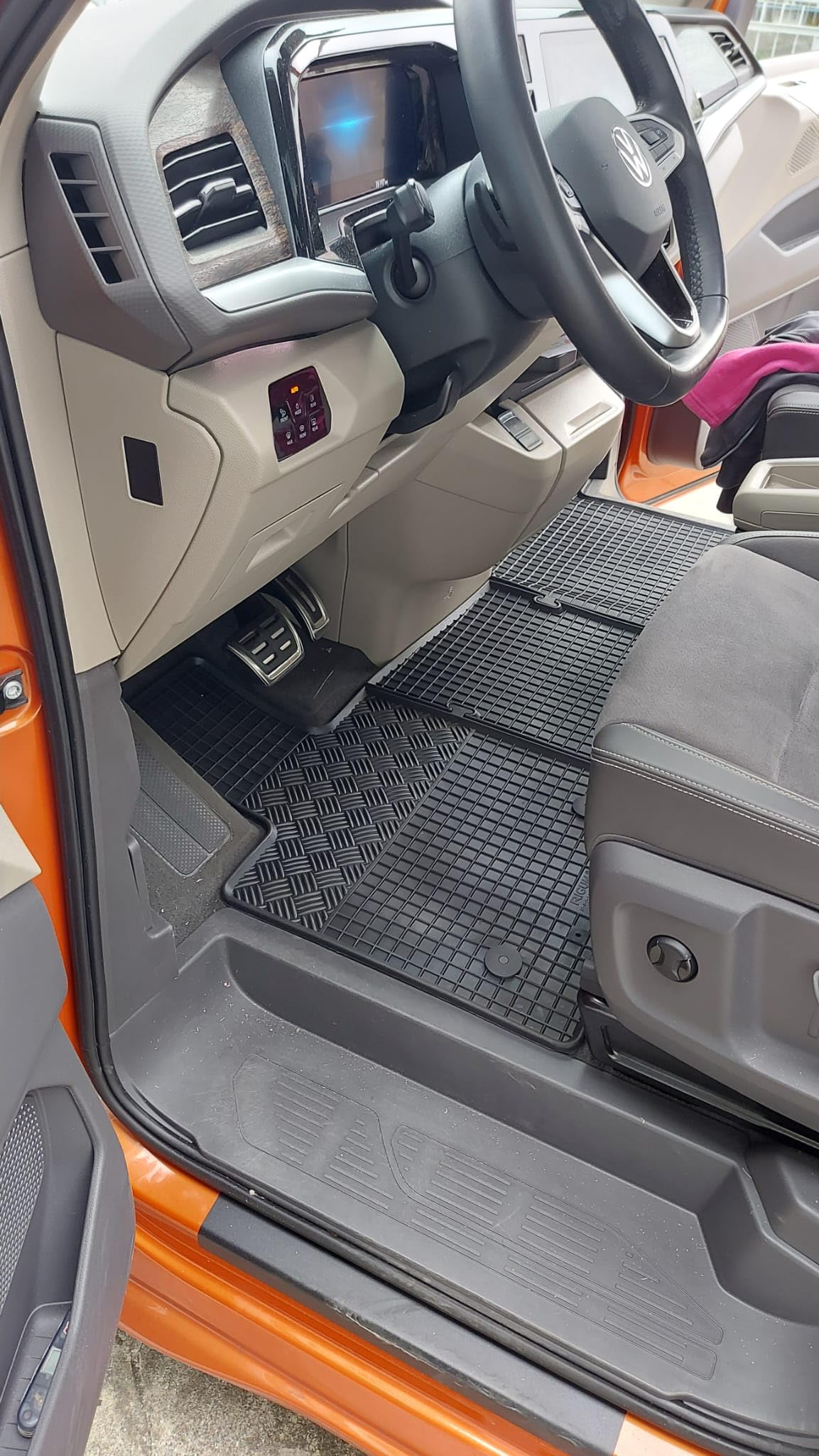 ilTappetoAuto by Fabbri 3 - Tappeti Gomma anteriori + 2 e3 fila Compatibile con Transporter T7 Multivan 8 posti