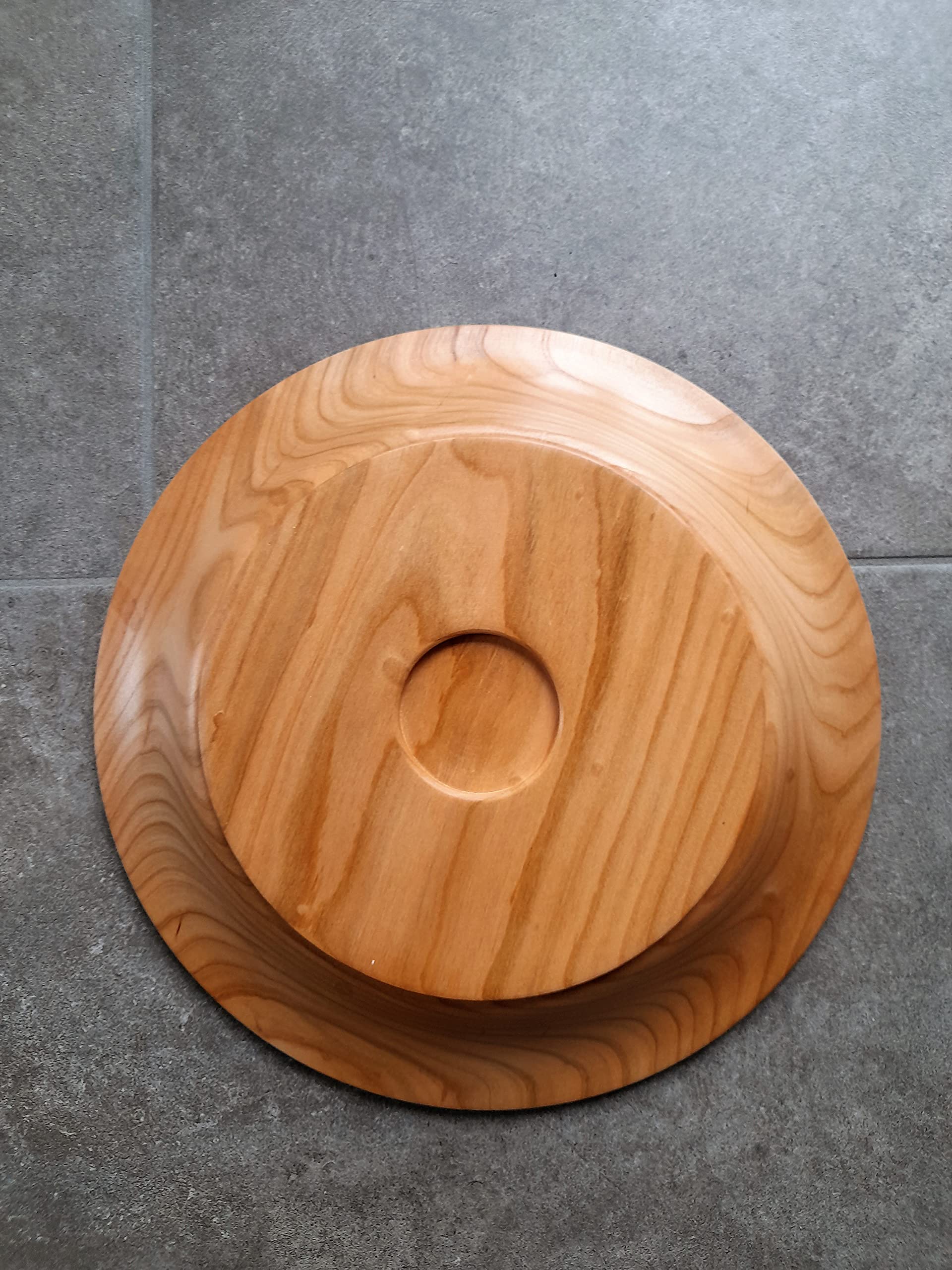 Talerz na chleb ok. 30-32 cm czereśnia ręcznie rzeźbiony, z ręcznie wyrzeźbionym tekstem nasz codzienny chleb GIB NAJMY I chleb, wysokość ok. 4-4,5 cm, nadaje się do kontaktu z żywnością, woskowany wosk pszczeli, wykonany w snycerstwie Bley Empfertshausen