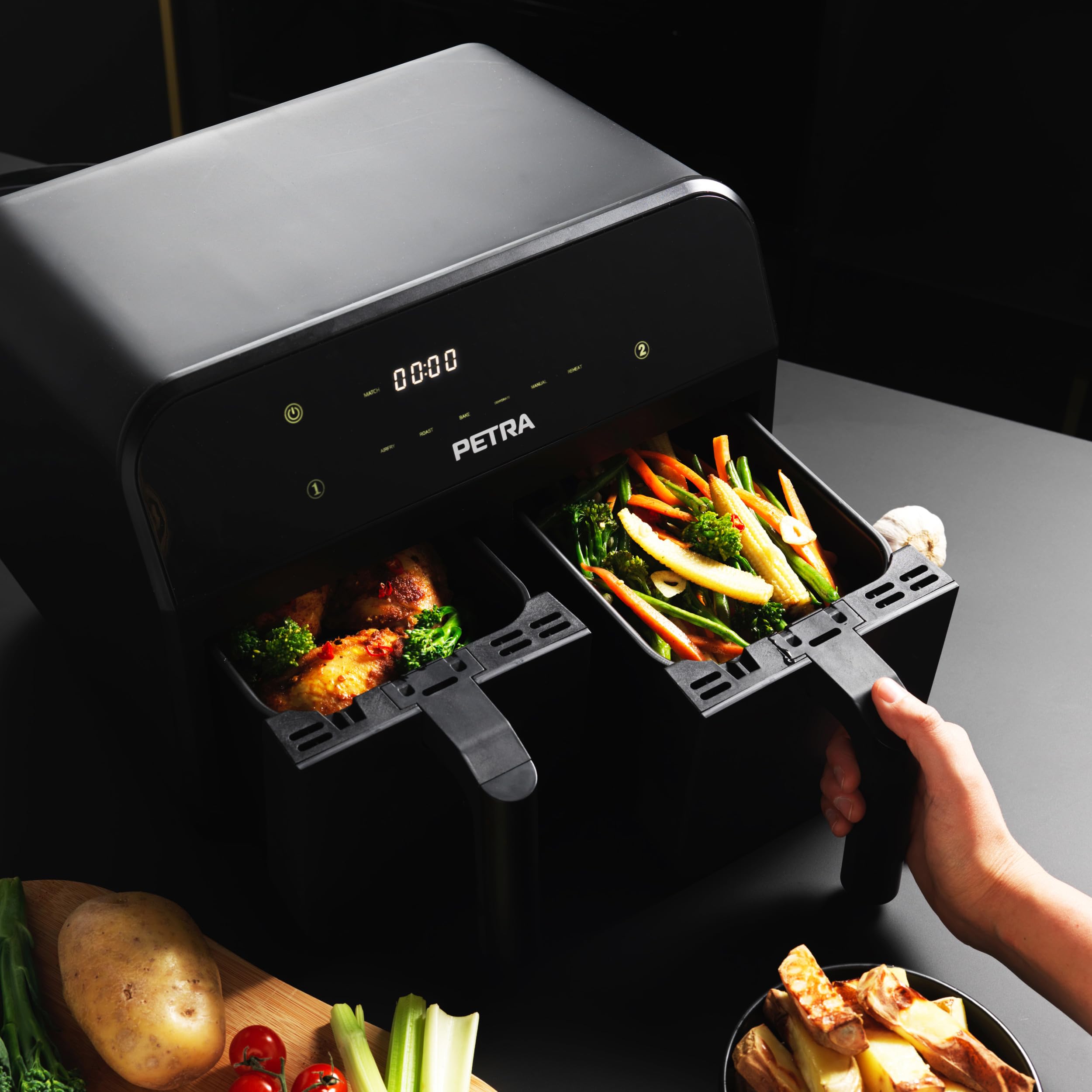 Petra PT4750BLKVDE - Friggitrice ad aria da 7,4 l, doppio cestello rimovibile, funzioni di cottura Sync e Match, 2 vassoi XL per cottura indipendente, display LED digitale, 6 programmi, 2400 W.