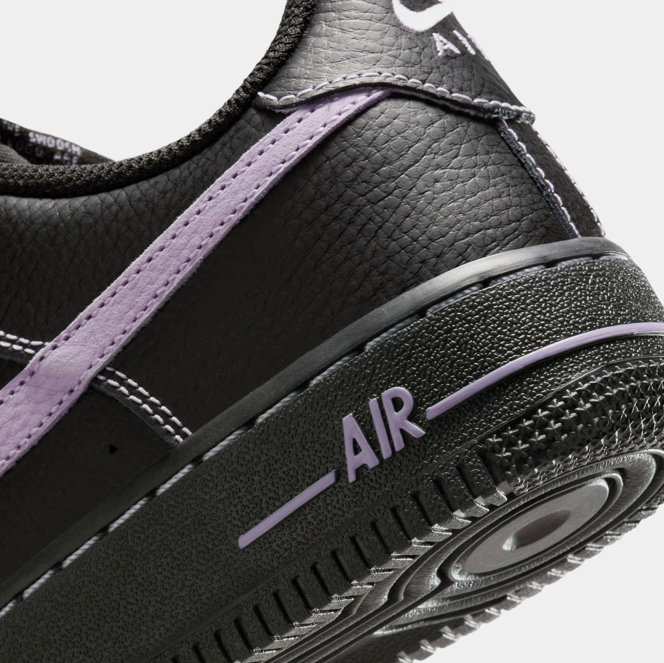 Nike Air Force 1 HJ4563 001 Black/Hydrangeas,Scarpe Sportive in Pelle,Nero con Swoosh Lilla,Suola Air