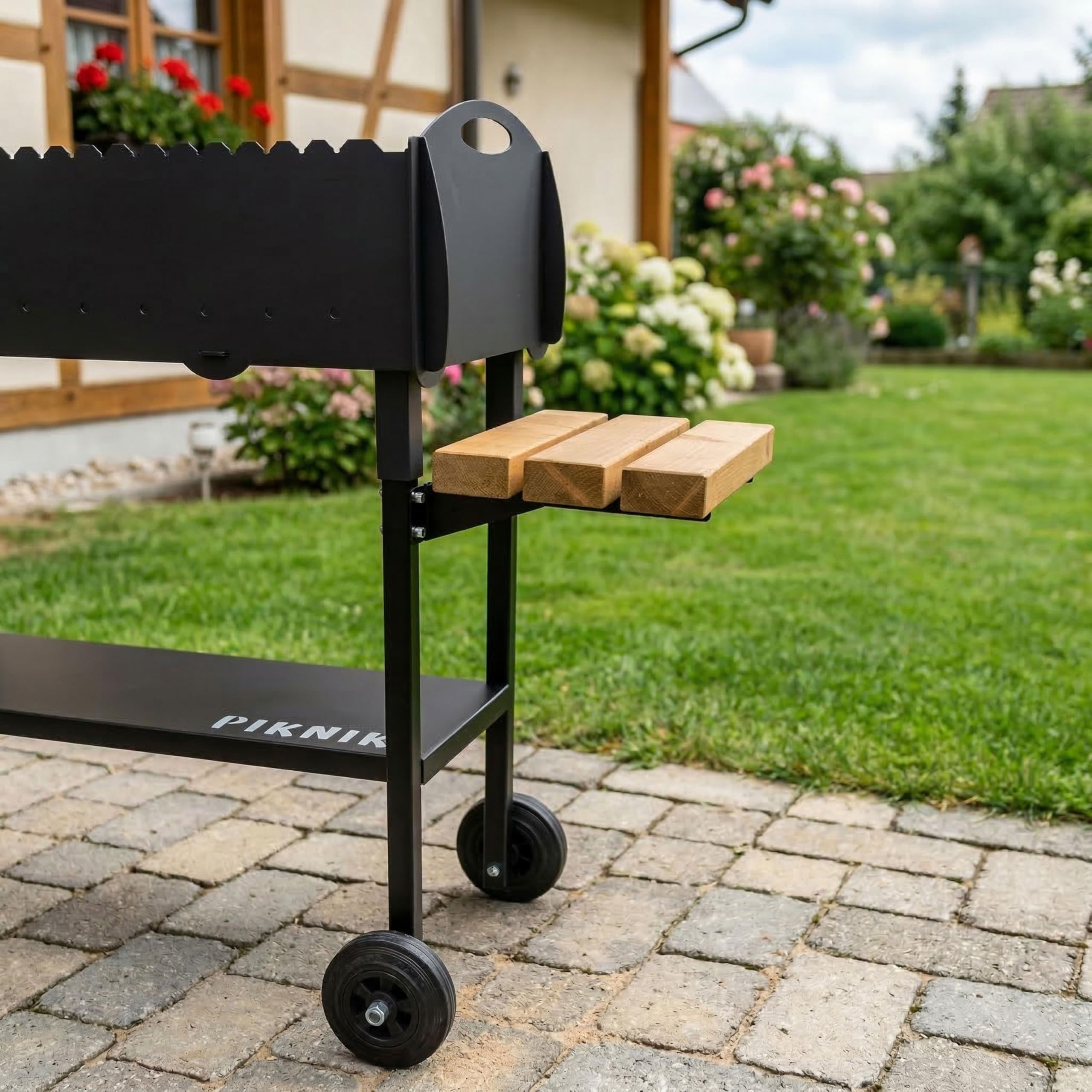 Gartengrill | Schaschlikgrill für 21 Spieße mit Rädern – Massiver Holzkohlegrill aus 3 mm Stahl, zerlegbar & mobil, stationärer Mangal Grill mit Ablage für Garten, Terrasse & Outdoor BBQ