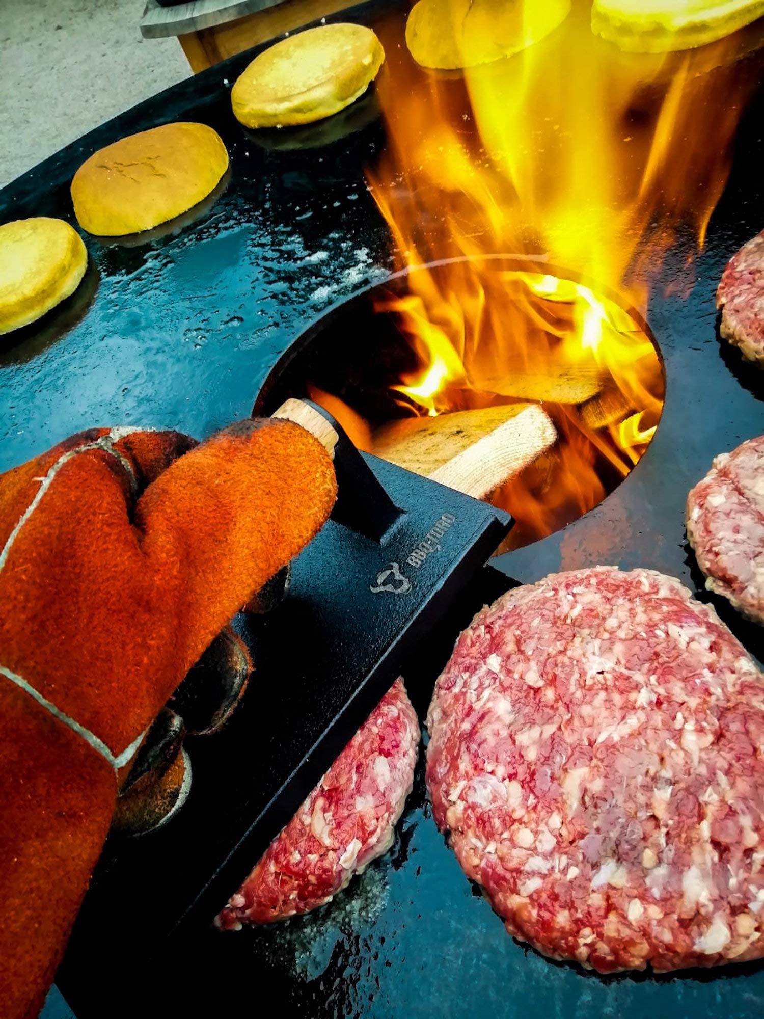 BBQ-Toro Uciężacz do mięsa z żeliwa odlewowego | 1 kg ciężar do grilla z drewnianym uchwytem | Prasa do hamburgerów, prasa do mięsa, prasa do steków, Burger Smasher z żeliwa odlewowego | Wagi do
