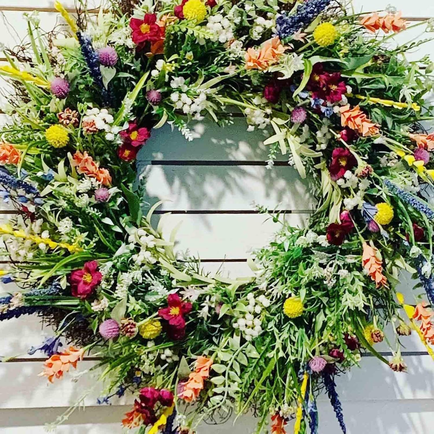 Ghirlanda primaverile con margherita e lavanda con foglie verdi, base di vite, ghirlanda di fiori selvatici artificiali per porta d'ingresso, ghirlanda di fiori da appendere colorata