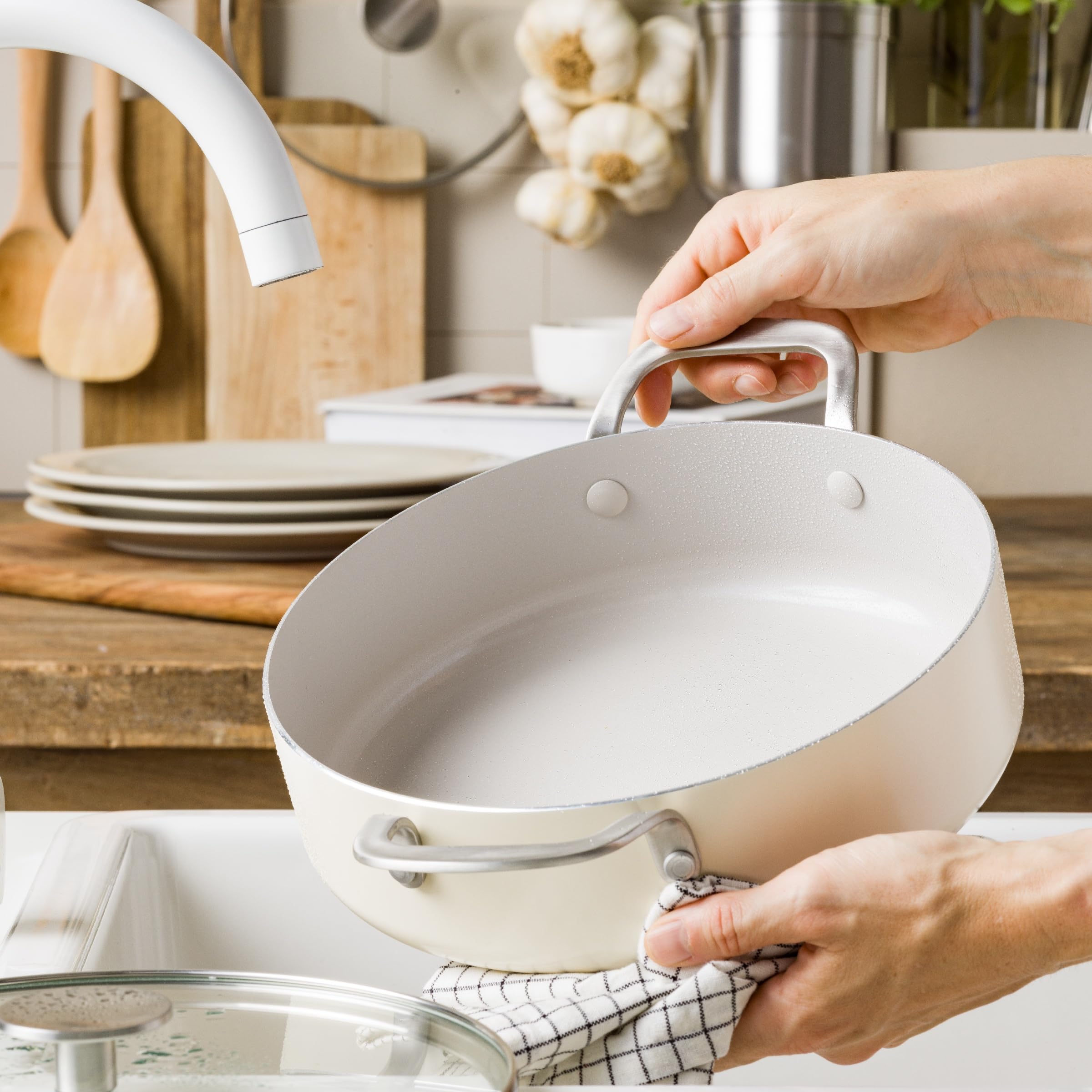 KitchenAid Aluminium Tegame Ceramica Antiaderente con Coperchio Vetro e Manico Ausiliario, 28 cm/4,28 L, Senza PFAS, Induzione, Manico Acciaio Inox, Forno, Lavastoviglie, Crema