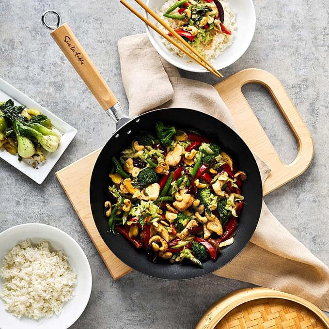 Wok Sur La Table antiadherente de 12 pulgadas con mango de arce miniatura 5
