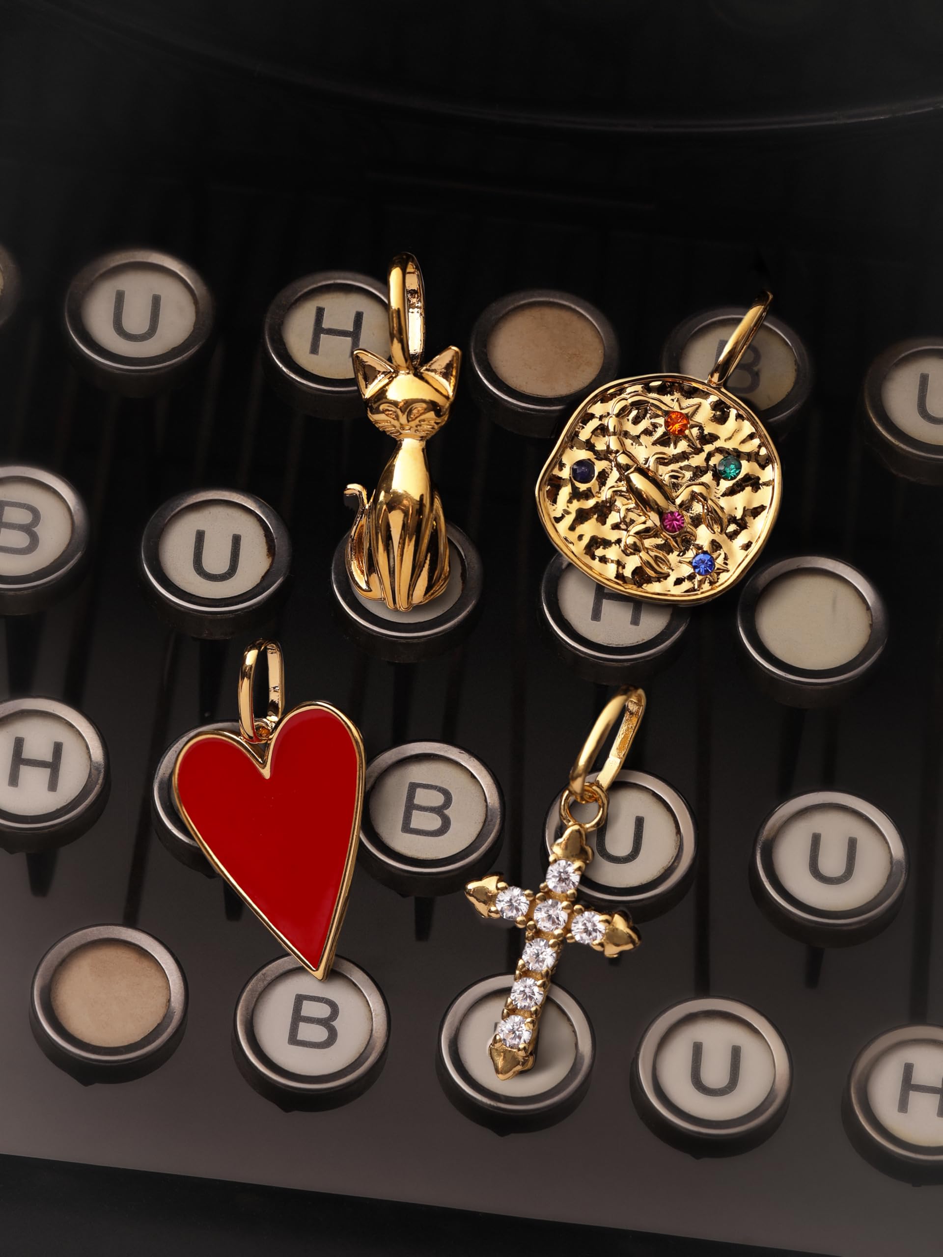 SINGULARU - Charm Penélope. Plata de Ley con acabado en Baño Oro de 18Kt o Rodio y Circonitas. Colgante con Motivo Cruz y Cierre asa. Joyas para Mujer