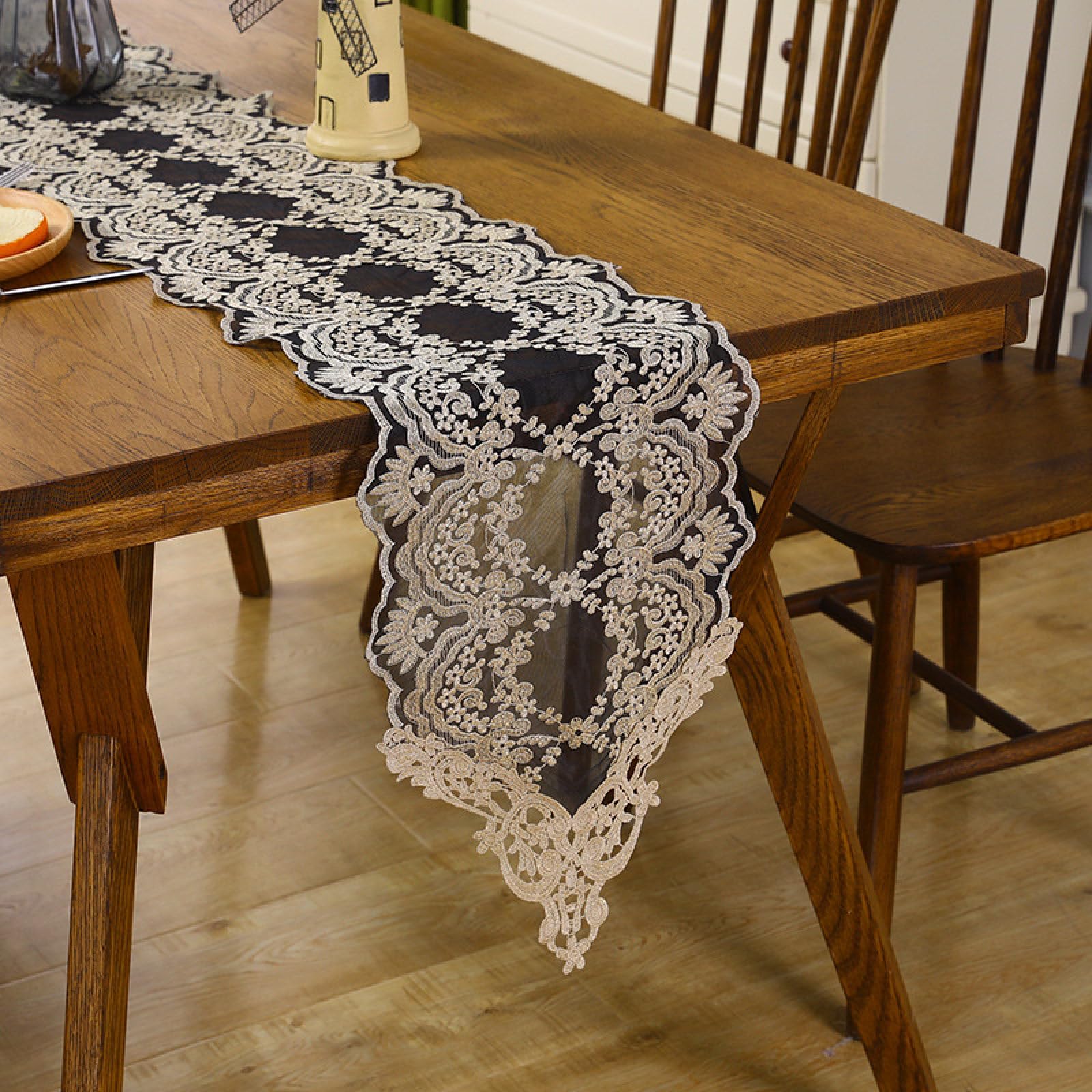 Chemin de table en dentelle à pompons, le cadeau idéal pour décoration de cuisine