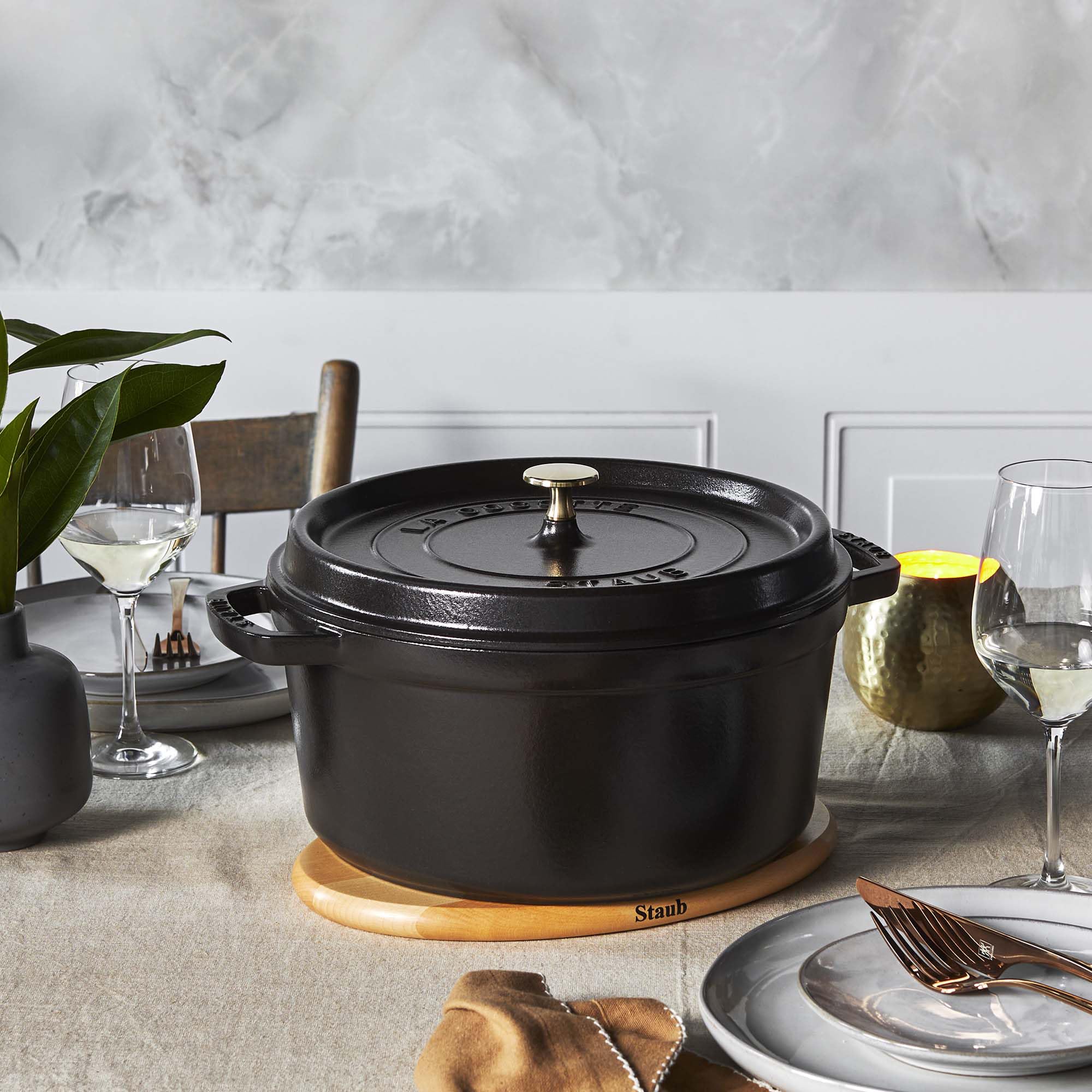 STAUB Cocotte, Gusseisen Bräter mit Deckel, 26 cm, 5,25 L, Rund, Alle Herdarten inkl Induktion, Made in France, Schwarz | Alle Herdarten inkl Induktion, Aromaregen-Deckel, Made in France