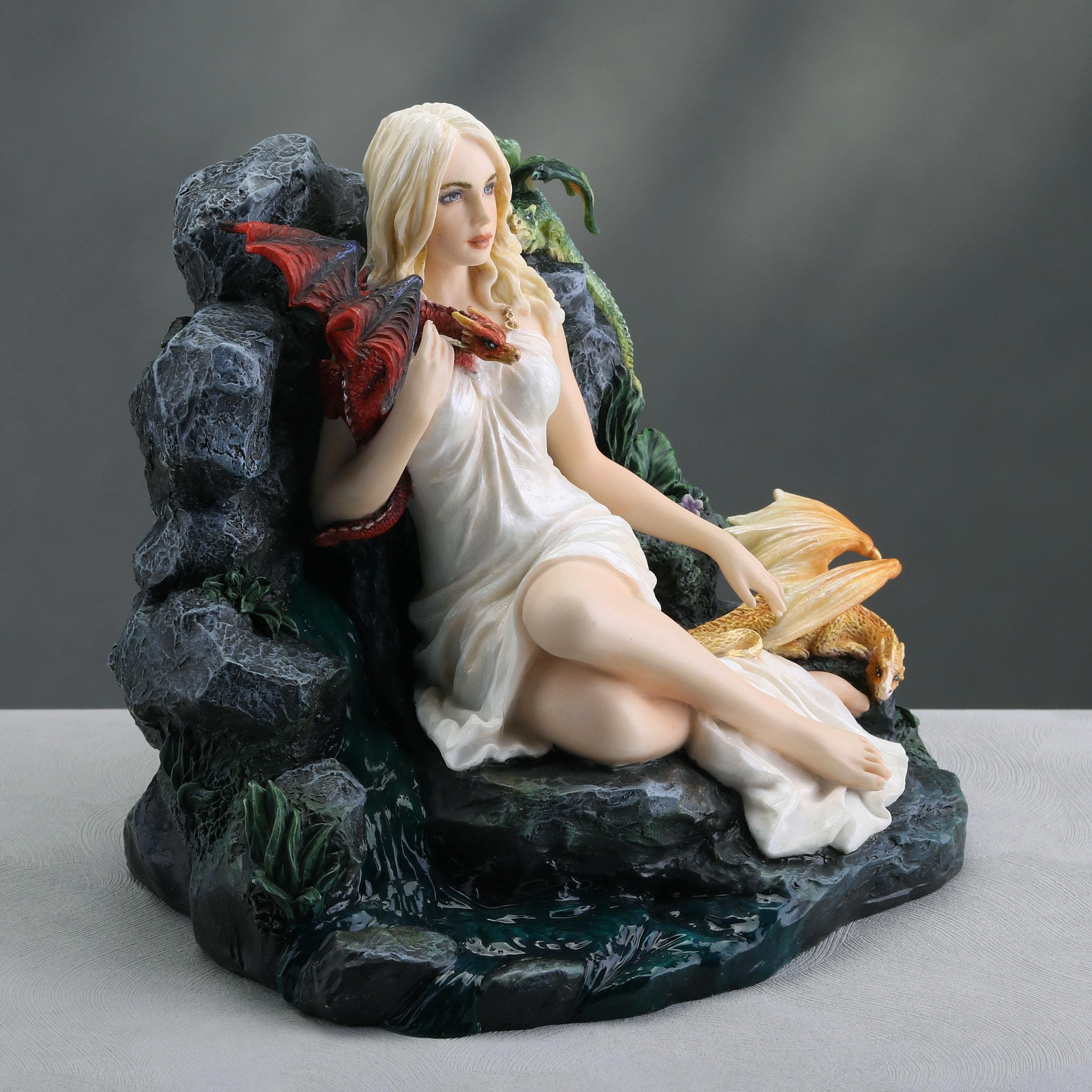 女性の置物 Amazon.co.jp: ヴェロネーゼデザインの乙女とドラゴンリンズの彫刻
