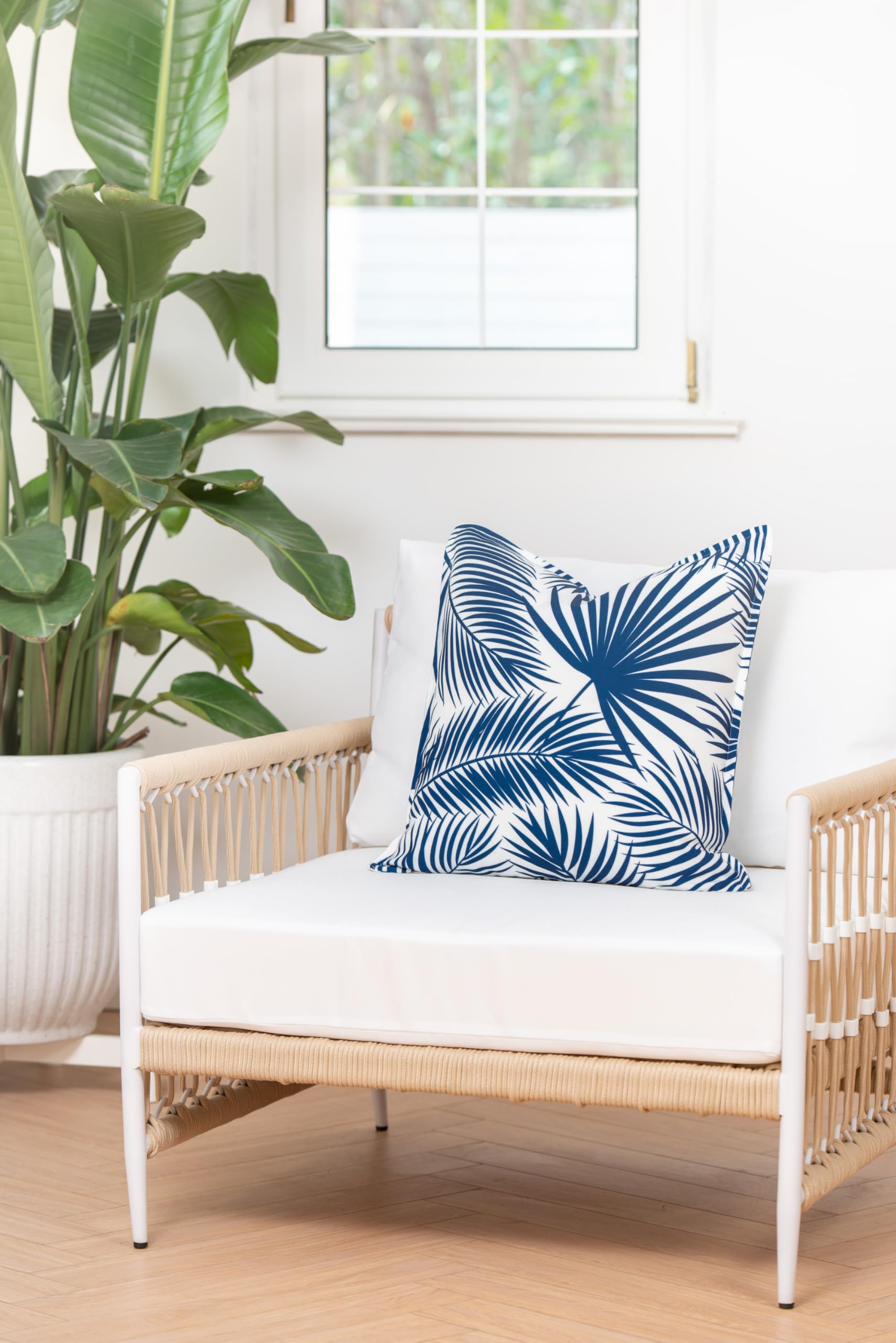 Hofdeco Premium Coastal Hampton Style - Funda de almohada para patio interior y exterior, 20 x 20 pulgadas, resistente al agua para patio trasero, sofá, hoja de palma azul marino