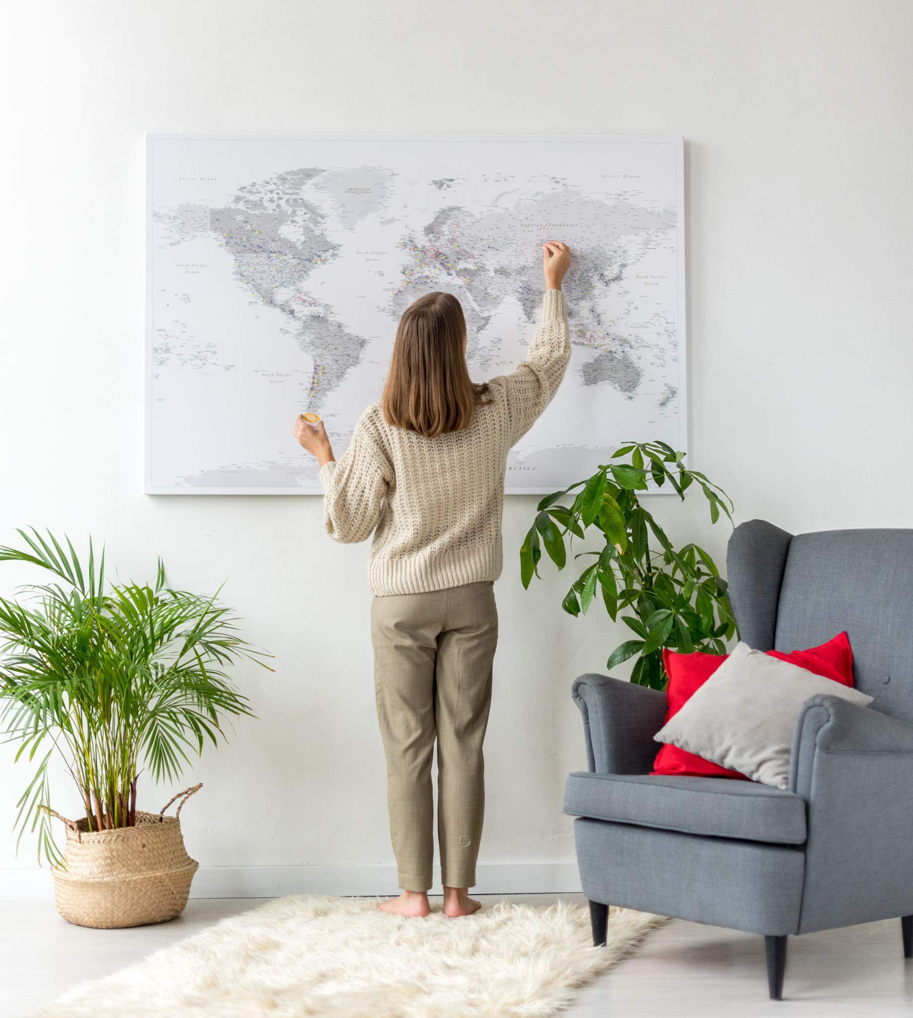 Trip Map Planisfero da Parete – Mappa del mondo - Quadro su tela incorniciato con 100 puntine incluse – Cartina geografica mondo in grigio e bianco - Grande dimensioni