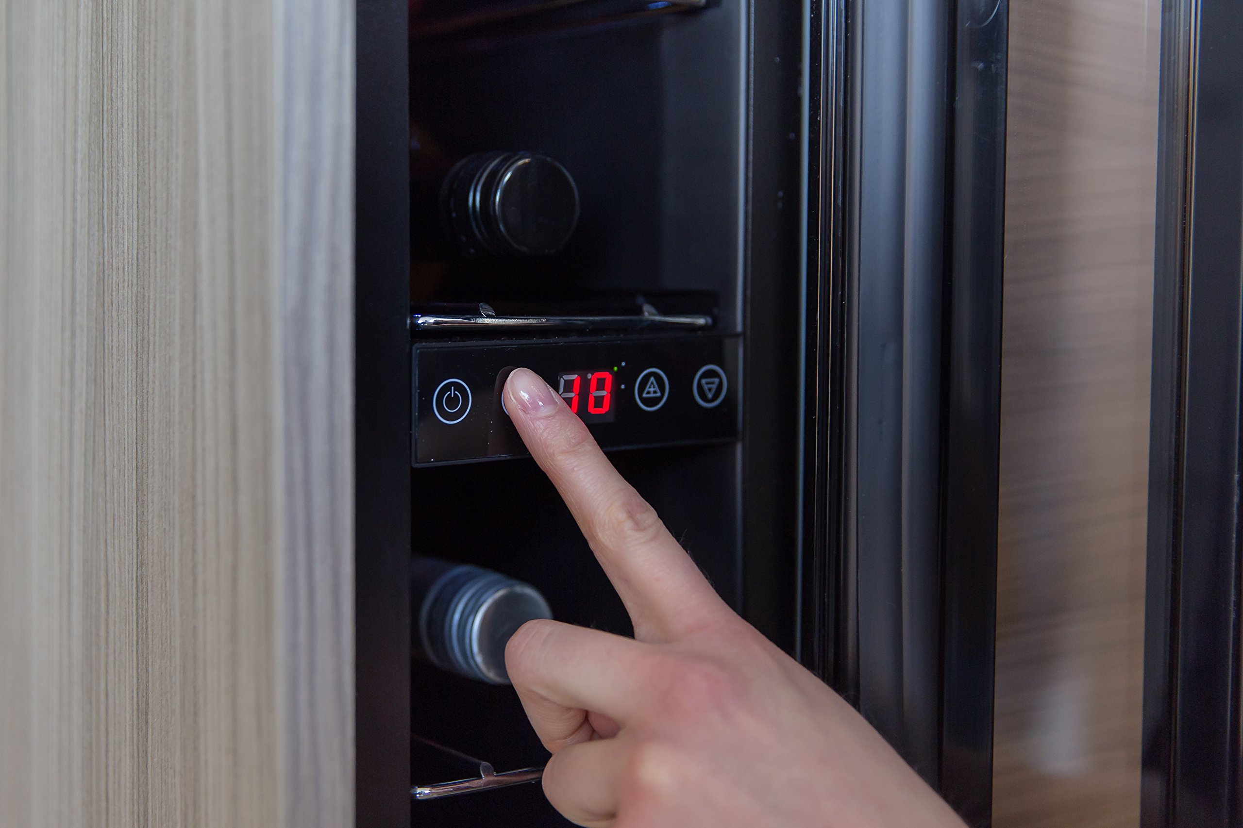 Russell Hobbs RHBI7WC1 7 Freestanding or Integrated Wine/Drinks Cooler