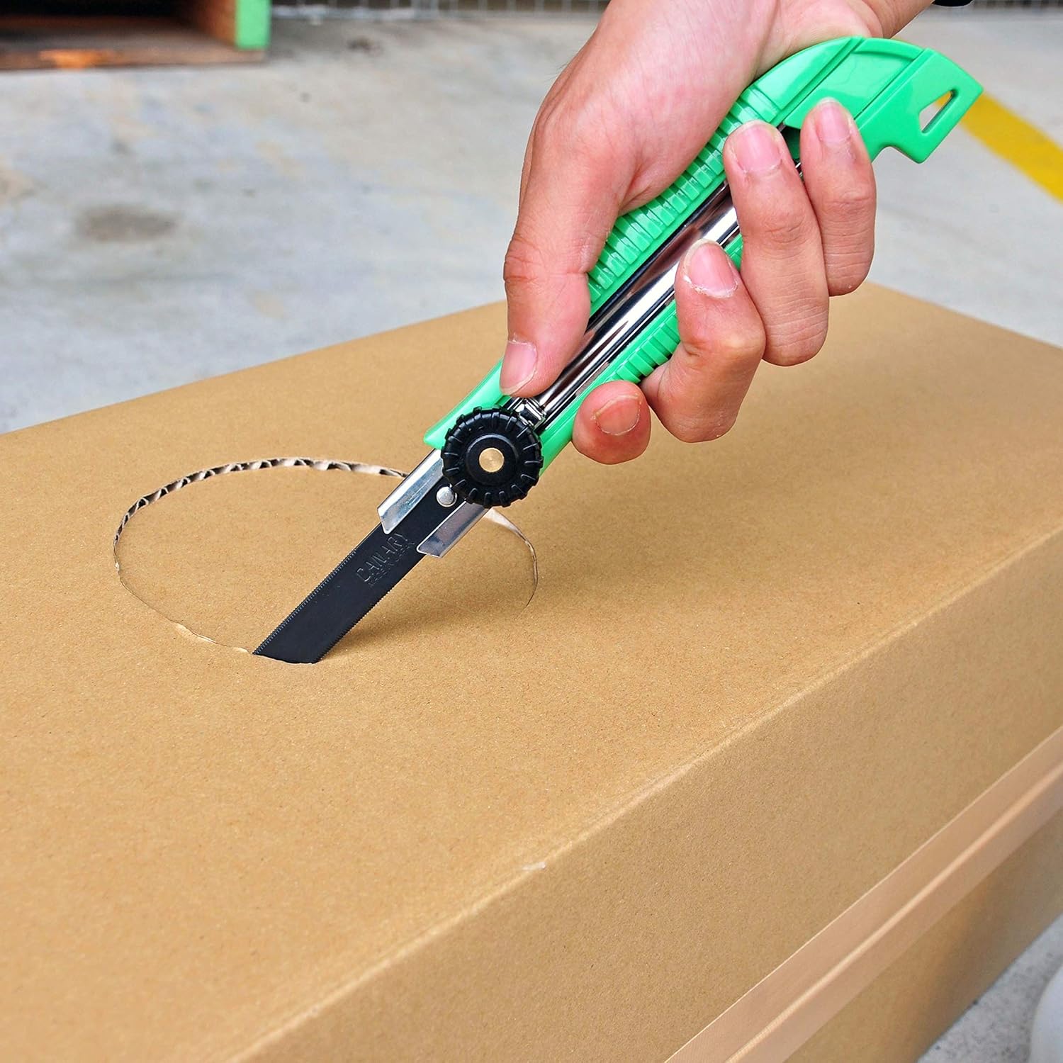 CANARY Box Cutter Retractable Heavy Duty Tool, Safety Corrugated Cardboard Cutter Knife, [Non-Stick Fluorine Coating Blade], Made in JAPAN, Green (DC-25F-1)