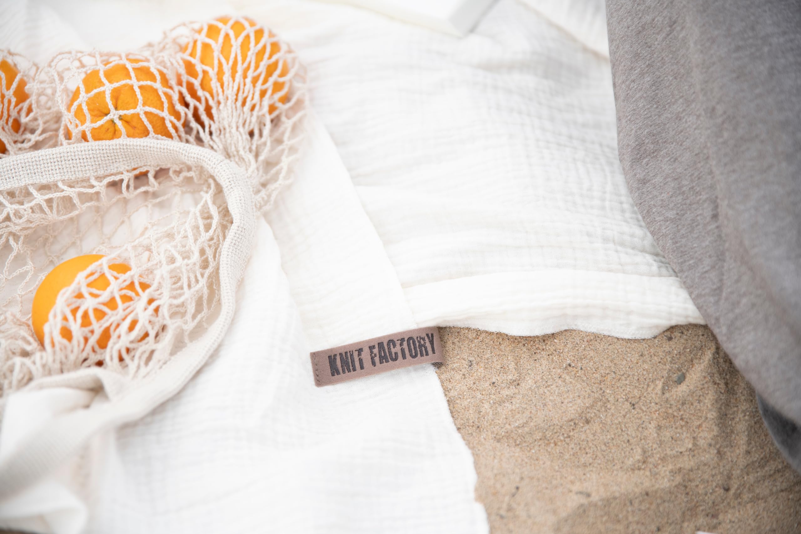 KNIT FACTORY - Liv Pareo/XL Schal - Strandtuch, XXL Schal und Pareo in einem - Multifunktionales Musselintuch - Sommer handtuchkleid - Damen Pareo aus 100% Bio-Baumwolle