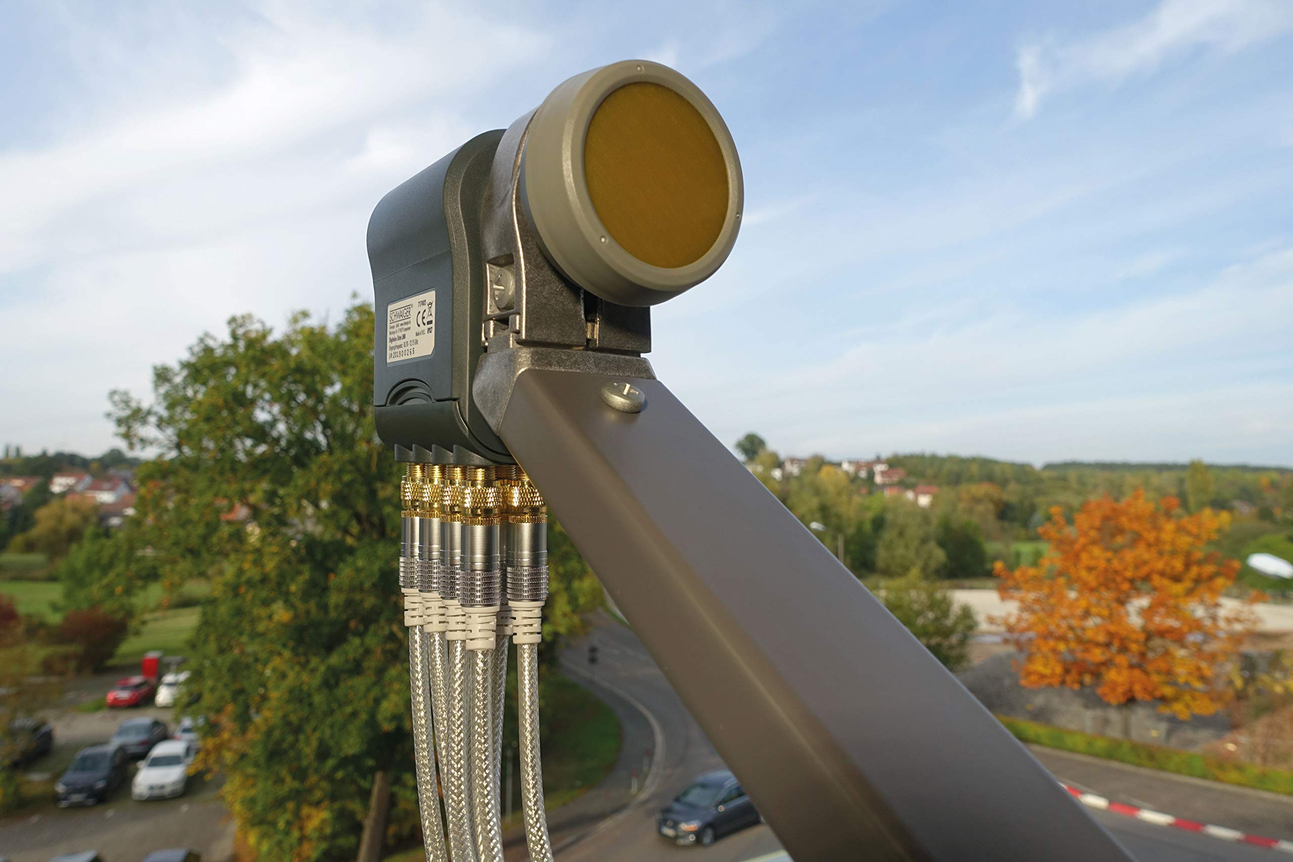 SCHWAIGER -717402- Octo LNB z ochroną przeciwsłoneczną | cyfrowy | 8 uczestników | ekstremalnie odporna na wysokie temperatury nasadka LNB | zastosowanie z anteną satelitarną | nadaje się do multifeed z ochroną przed warunkami atmosferycznymi i pozłacanym