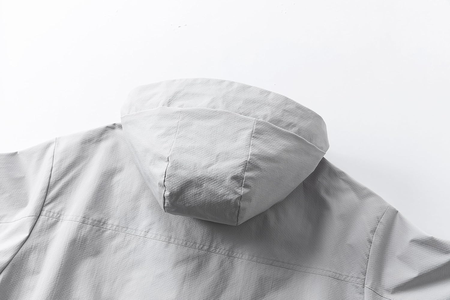 Hooded jacket, available in a variety of colors, featuring a zipper closure, with an outdoor casual style