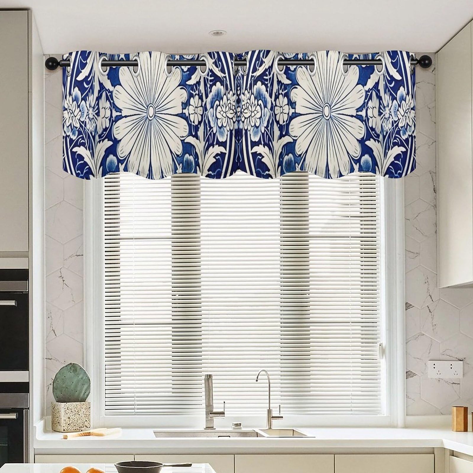 Rideaux vintage floral bleu pour décorer une petite fenêtre de café