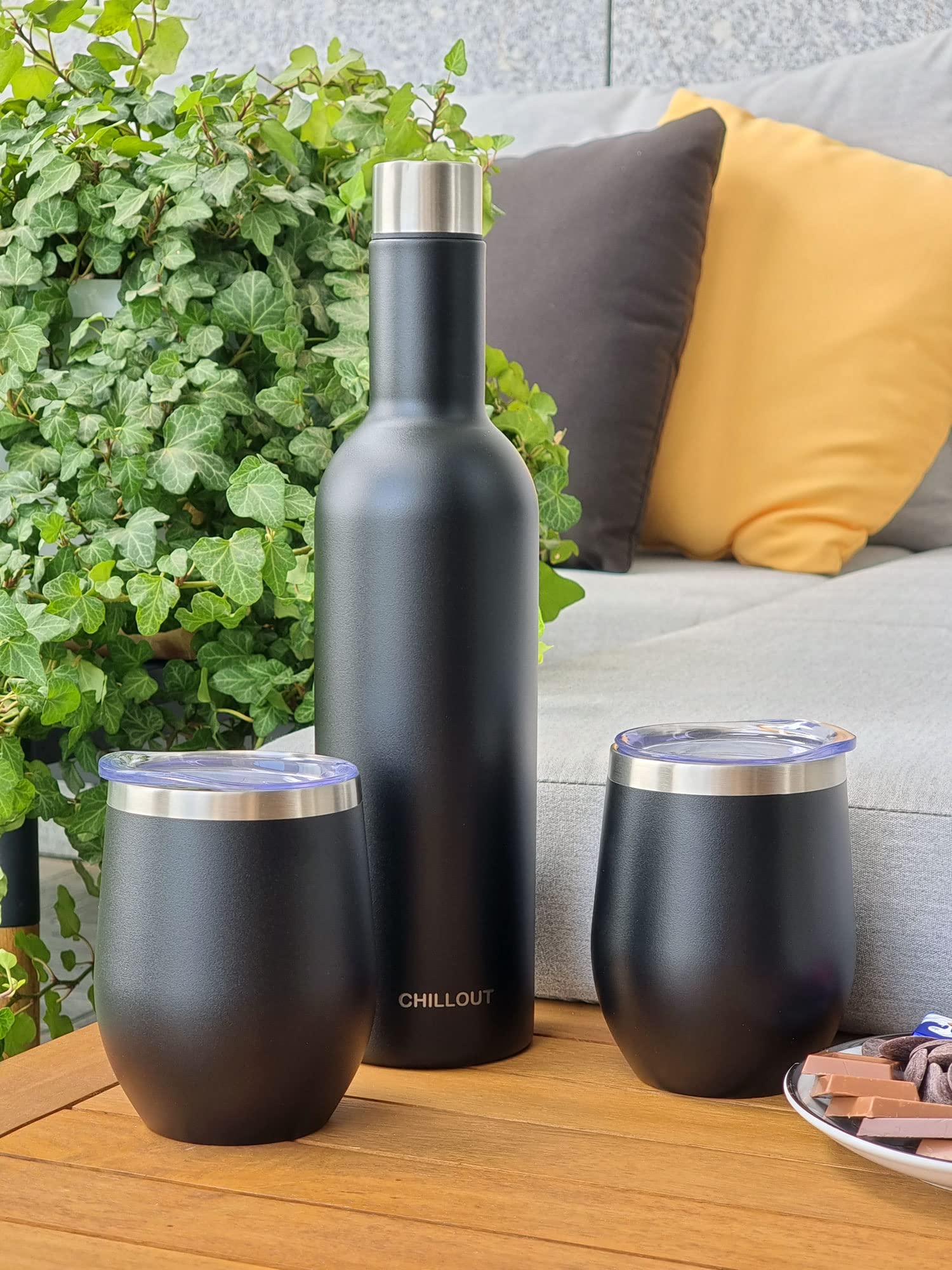 CHILLOUT LIFE Kubki do wina ze stali nierdzewnej, 2 opakowania 350 ml i 1 izolowana butelka na wino – podwójne ścianki izolowane próżniowo kubki do wina z pokrywkami i słomkami – czarne