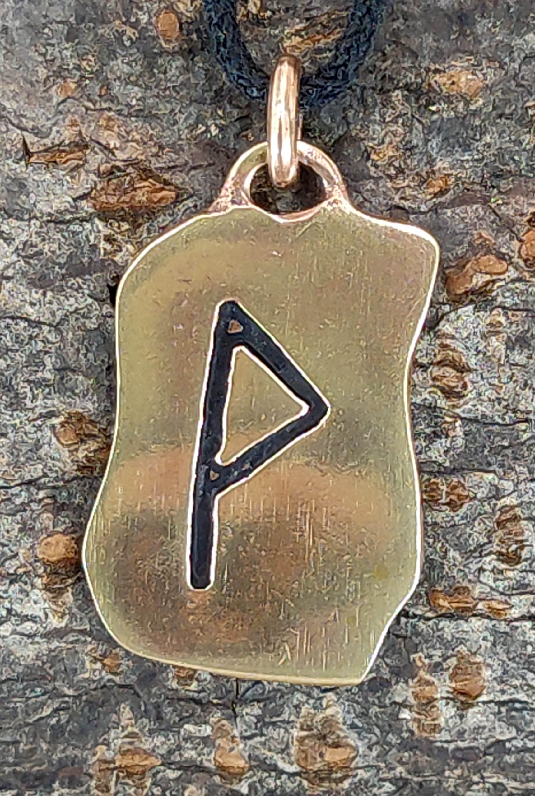 Kiss of Leather - Colgante de Bronce con diseño de runas