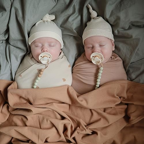 Miniatura 4 de mushie Manta Envolvente Elástica para Bebé  Extra Suave y Ajuste Ceñido  47"x47" (Arcoíris)