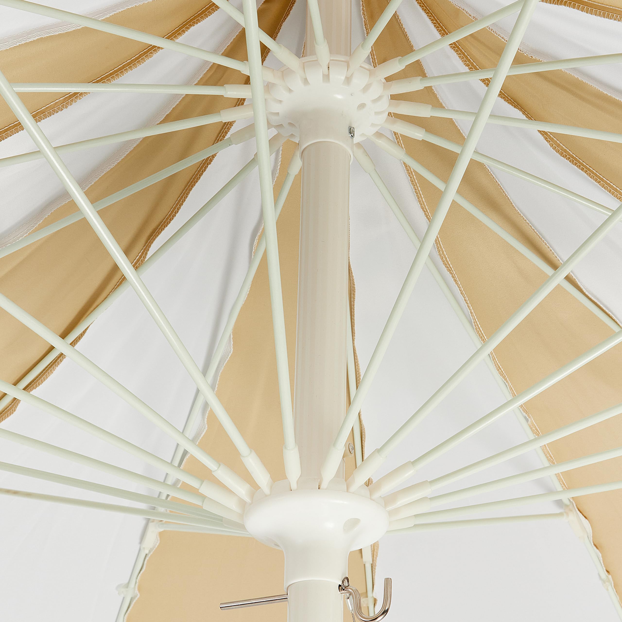 Beliani Elegante ombrellone da giardino ⌀ 245 cm palo in alluminio bianco tessuto poliestere beige e bianco