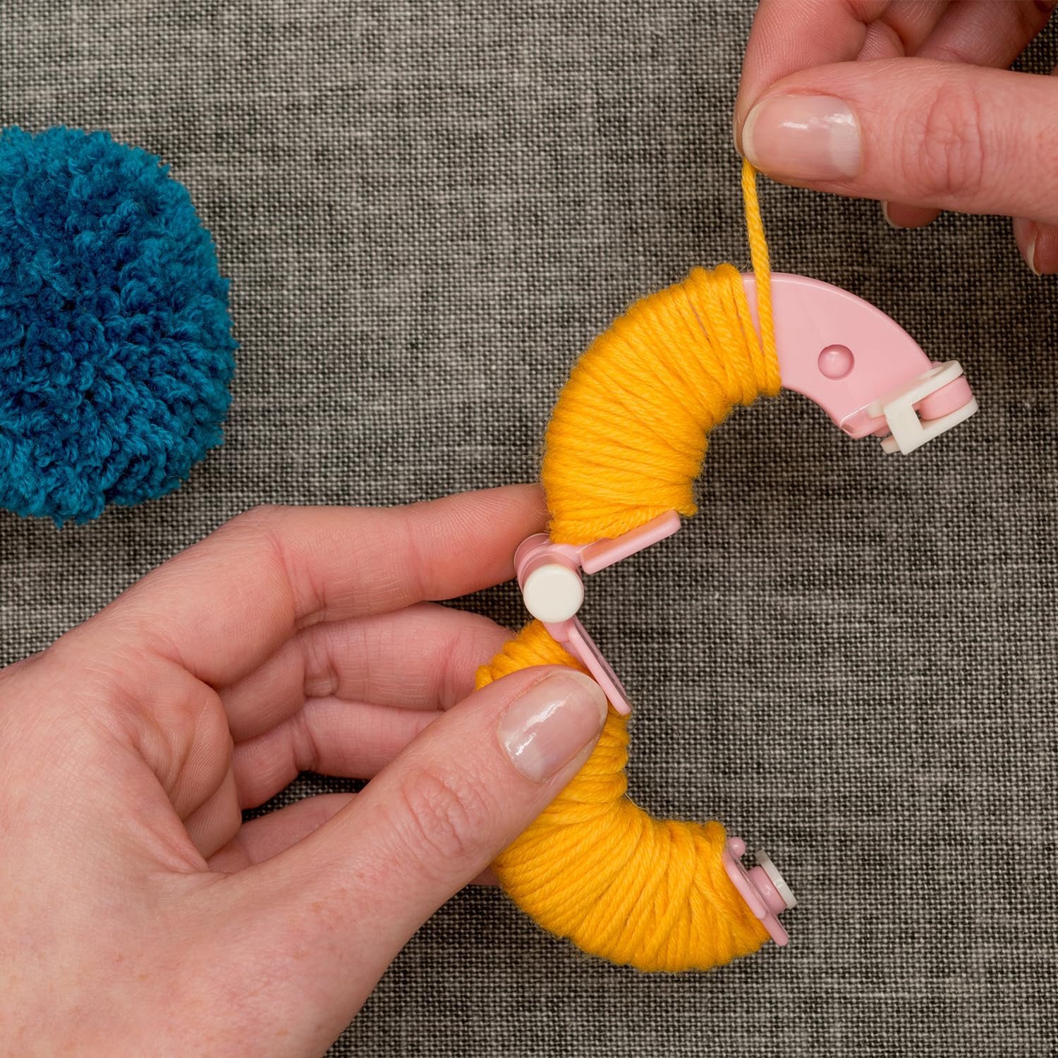 Kit Creazione Pompon IKOPFLN - 8 Pezzi Per Fai-da-Te Con Forbici - 4 Misure (3.5-9 Cm) - Ideale Per Hobby E Decorazioni