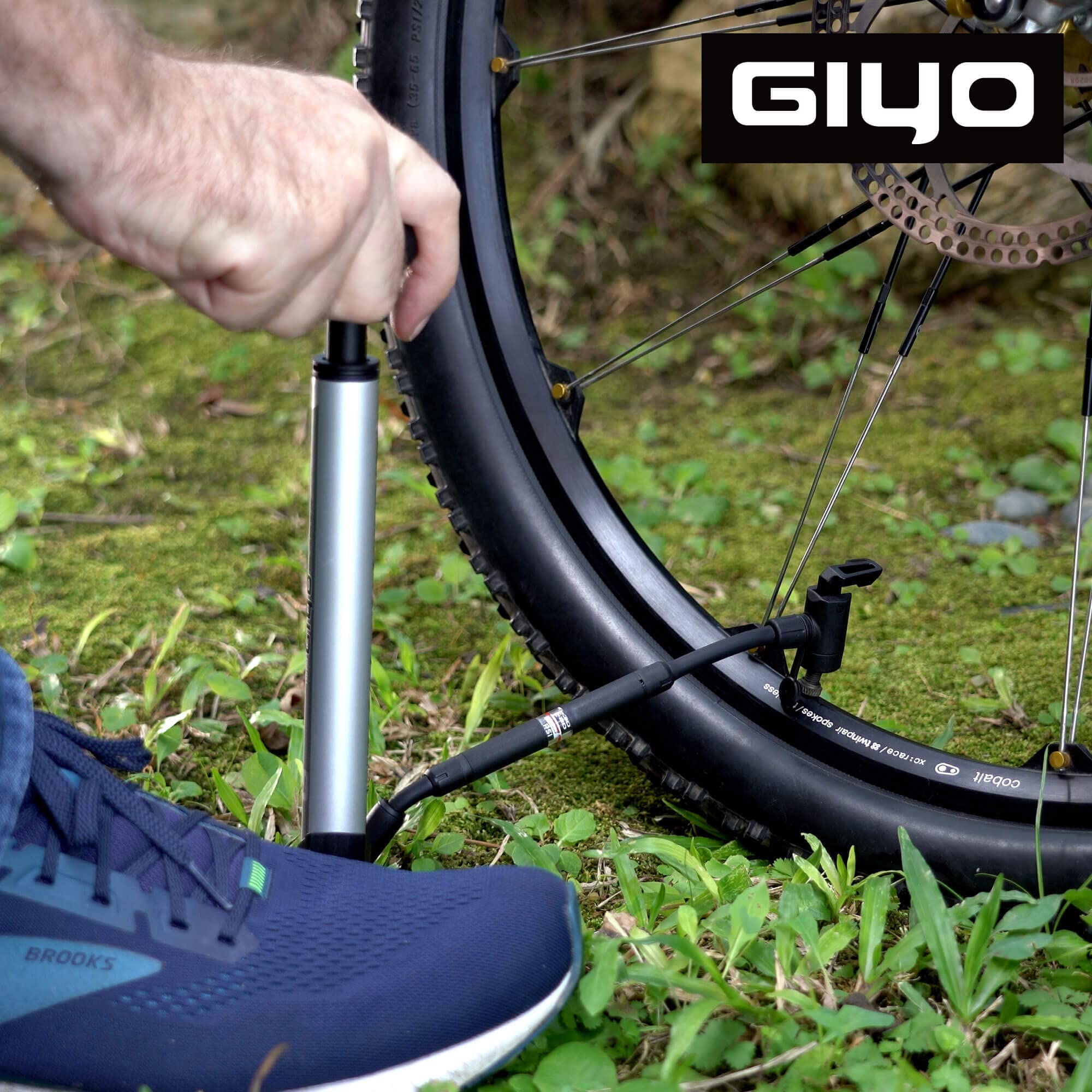 GIYO Mini pompa da pavimento per bici con manometro Pompa per pneumatici per bici portatile e leggera, in alluminio ad alto volume di pompaggio Presta/Schrader Telaio Montaggio Taiwan Made (GM-641)