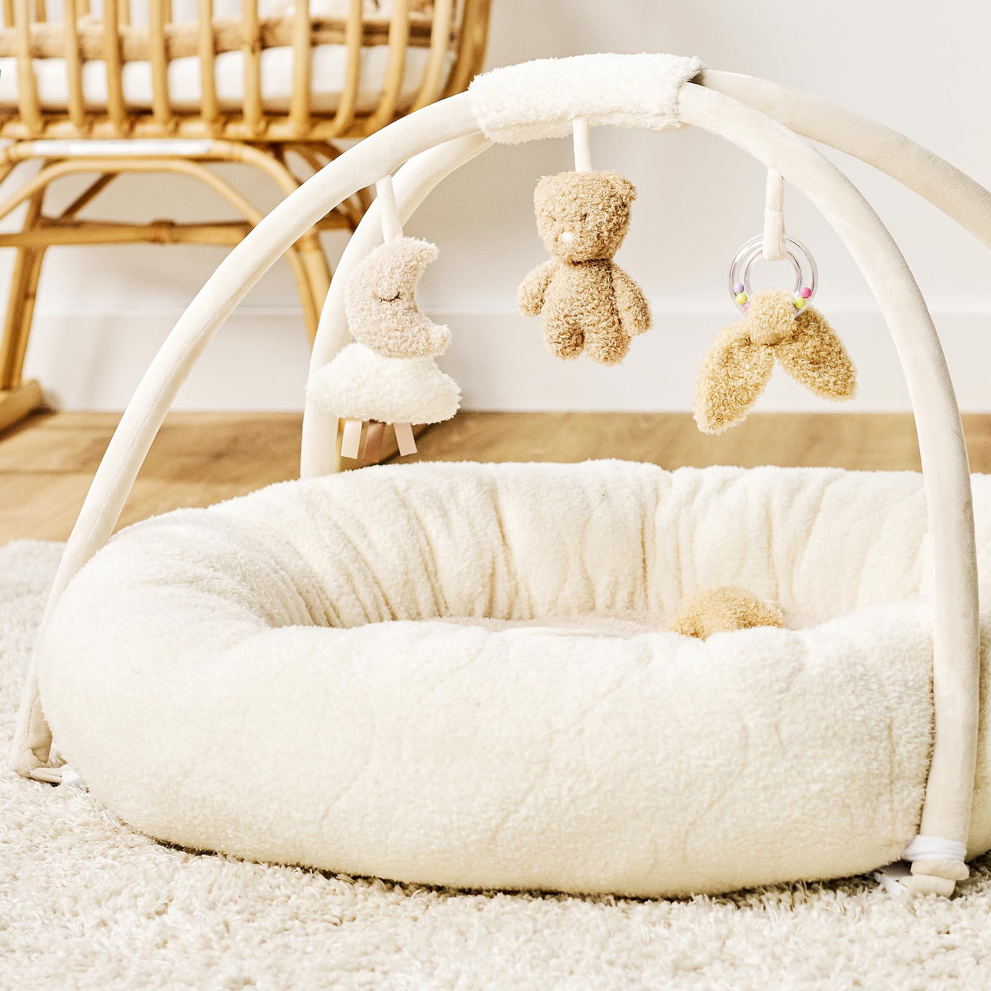 Nattou Runde Krabbeldecke mit Spielbogen, Ca. 90 cm, 100% Polyester, Teddy, Ecru