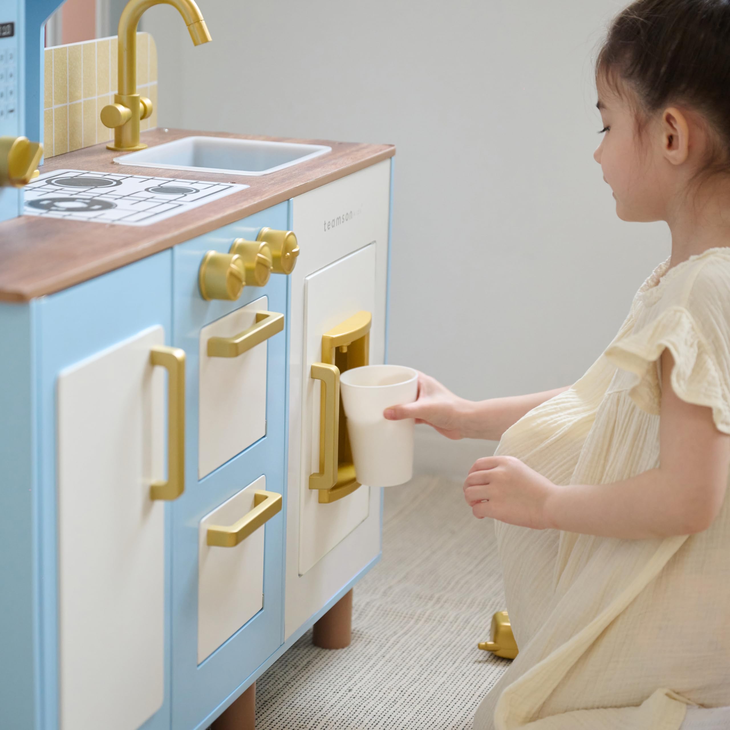Teamson Kids Little Chef Hampton - Set da cucina in legno con erogatore di ghiaccio, lavandino, manopole per piano cottura, contenitore e 17 accessori inclusi per i più piccoli