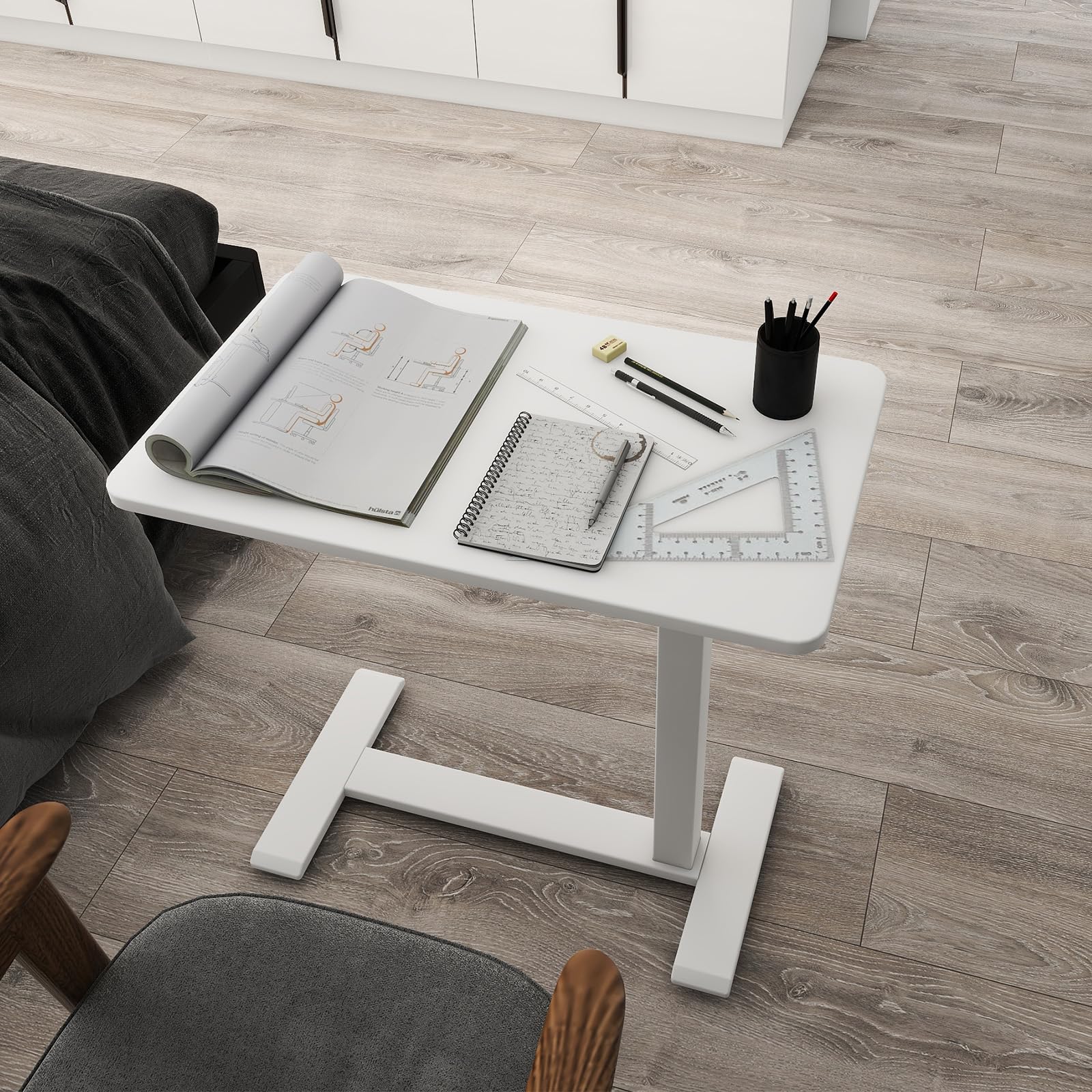 PUNCIA Tavolino da Divano con Ruote Bloccabili 68x40cm Scrivania per Computer Laptop Desk Medico Mobile Tavolo da Letto Porta Computer Regolabile in Altezza 66-100cm per Ufficio e Casa (Bianco)