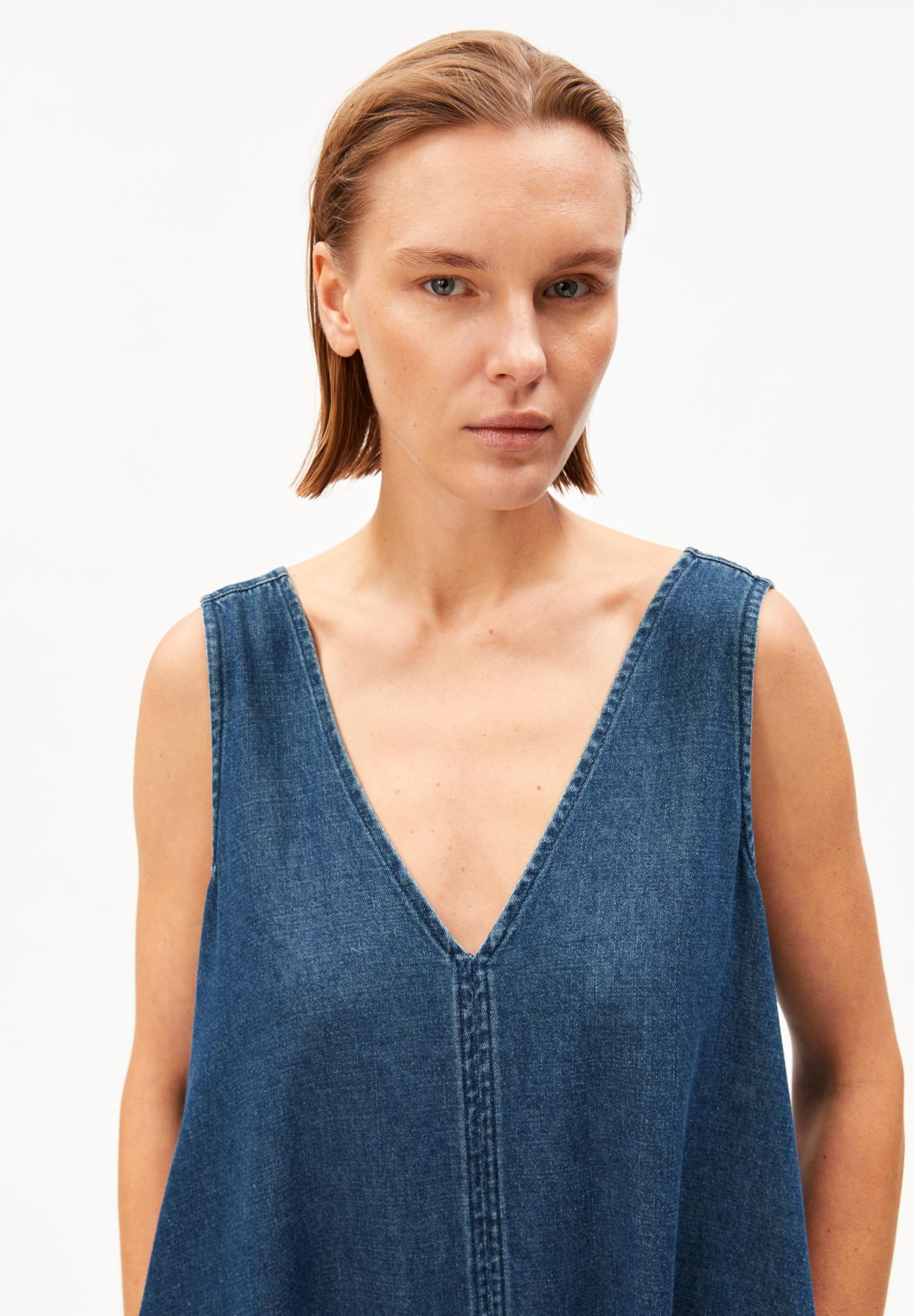 ARMEDANGELS Damen Jeanskleid aus Bio-Baumwoll Mix Denim V-Neck Loose Fit