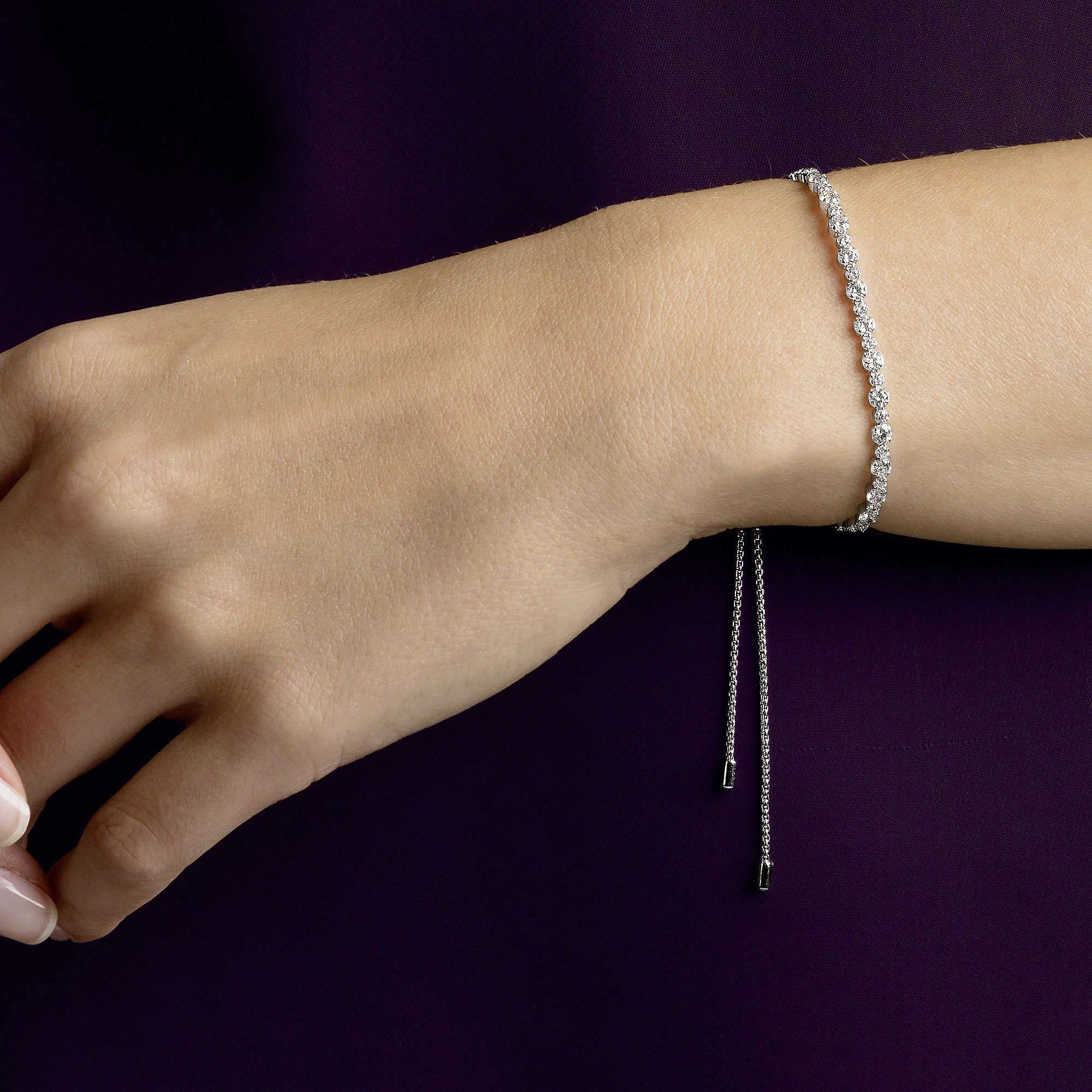 Swarovski Bracciale da Donna Collezione Subtle. Gioiello in Lega di Metalli anallergizzante con placcatura rodio e zirconi. Chiusura Scorrevole. Misura:. La referenza è 5465384