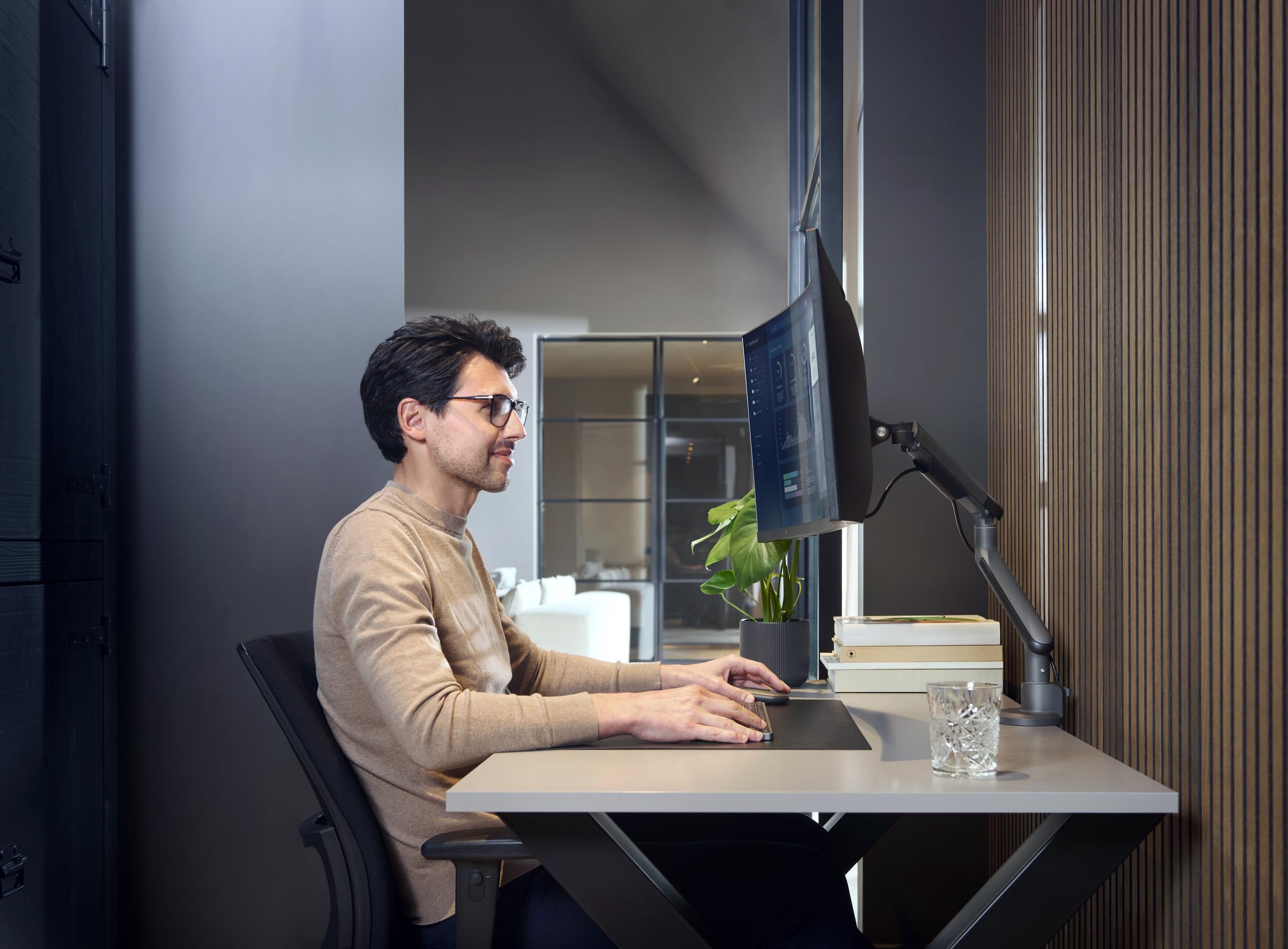 Braccio universale per monitor One for All - 13-35 pollici - VESA 75/100 mm - Regolazione dell'altezza - Inclinazione (80°), rotazione (180°) e rotazione (360°) - 9 kg per schermo - Nero (DM7110)