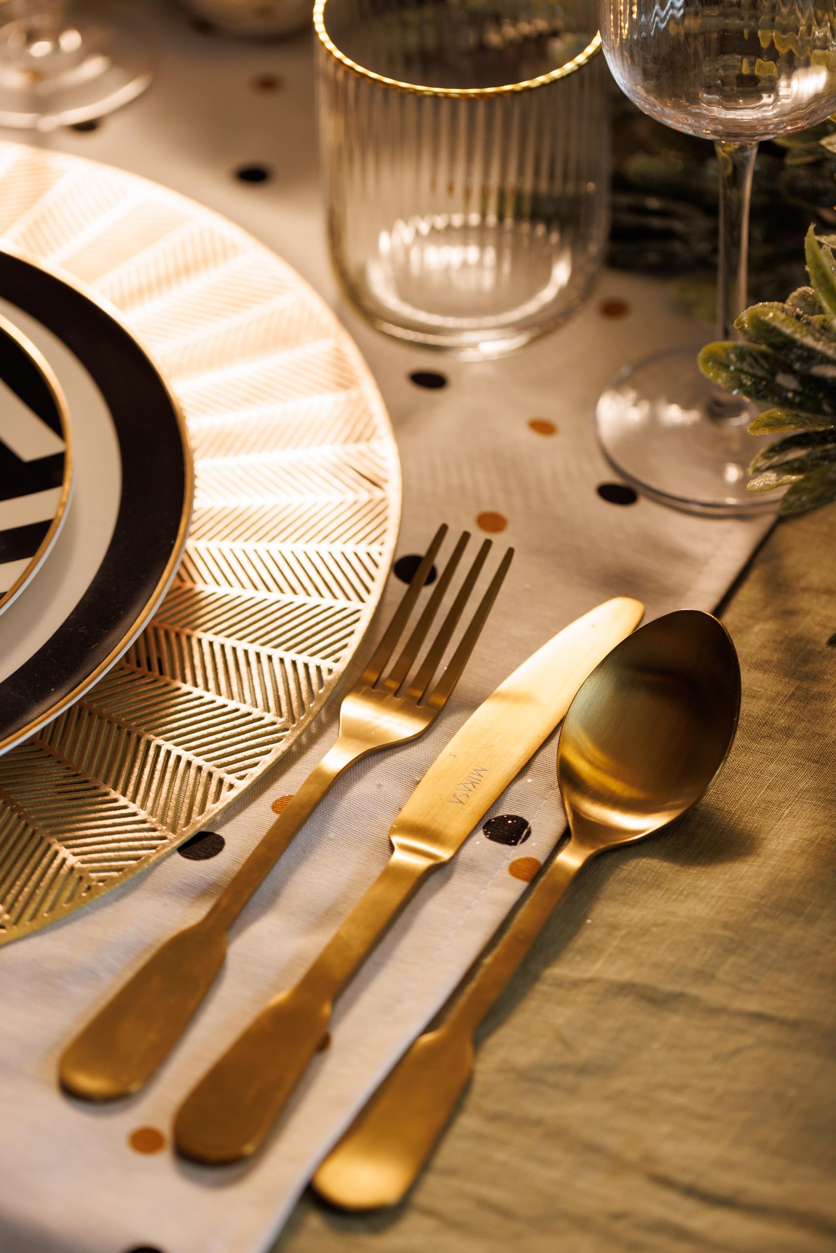 Mikasa Soho Gold 16pc Edelstahl Besteck Set, Gold Besteck Set für 4 | Enthält 4x Messer, 4x Gabeln, 4x Dessertlöffel und 4x Teelöffel - Spülmaschinenfest
