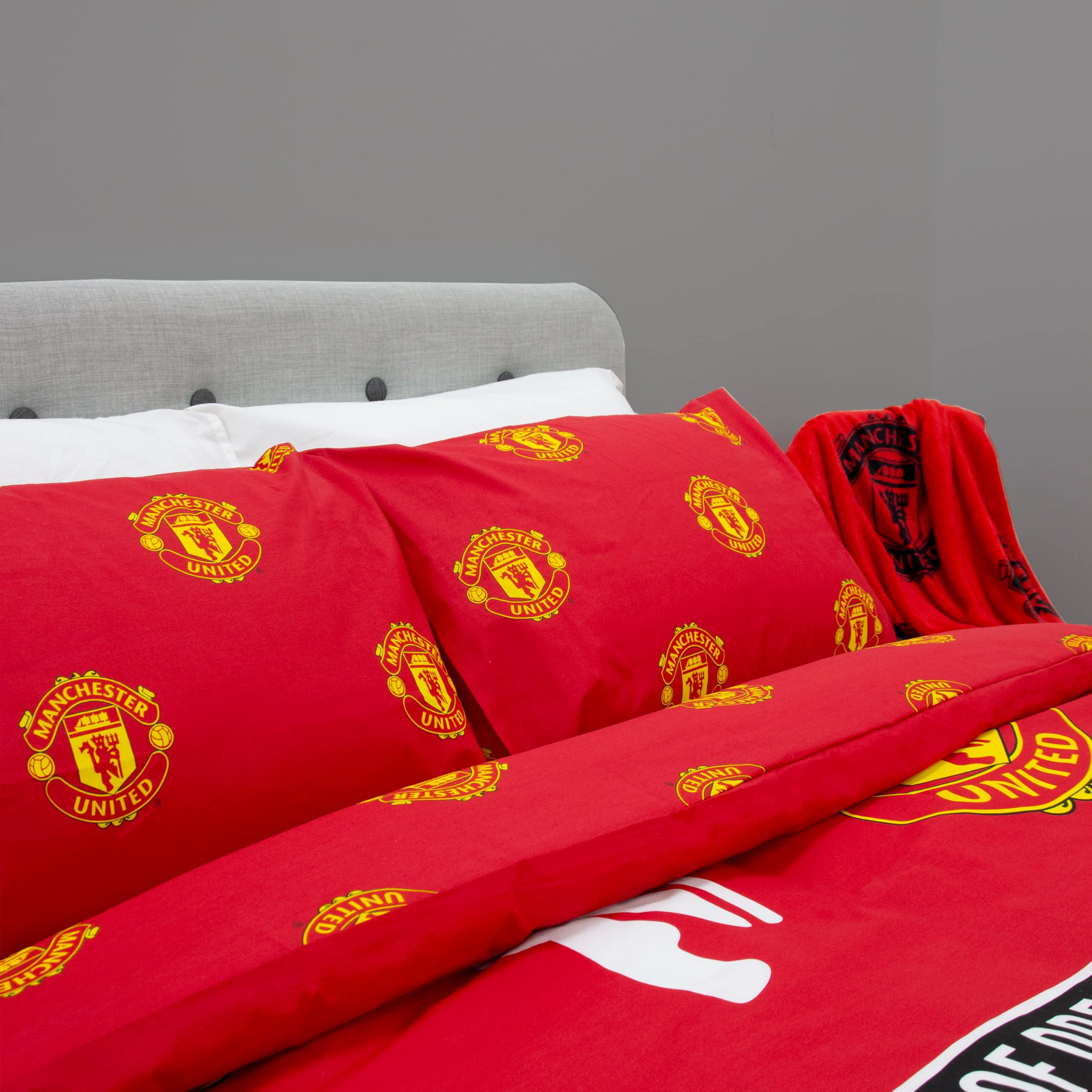 Offizielles Doppelbettbezug-Set von Manchester United FC, Patch-Design | Roter, wendbarer, zweiseitiger Fußball-Bettbezug, offizielles Merchandise, inklusive passender Kissenbezüge